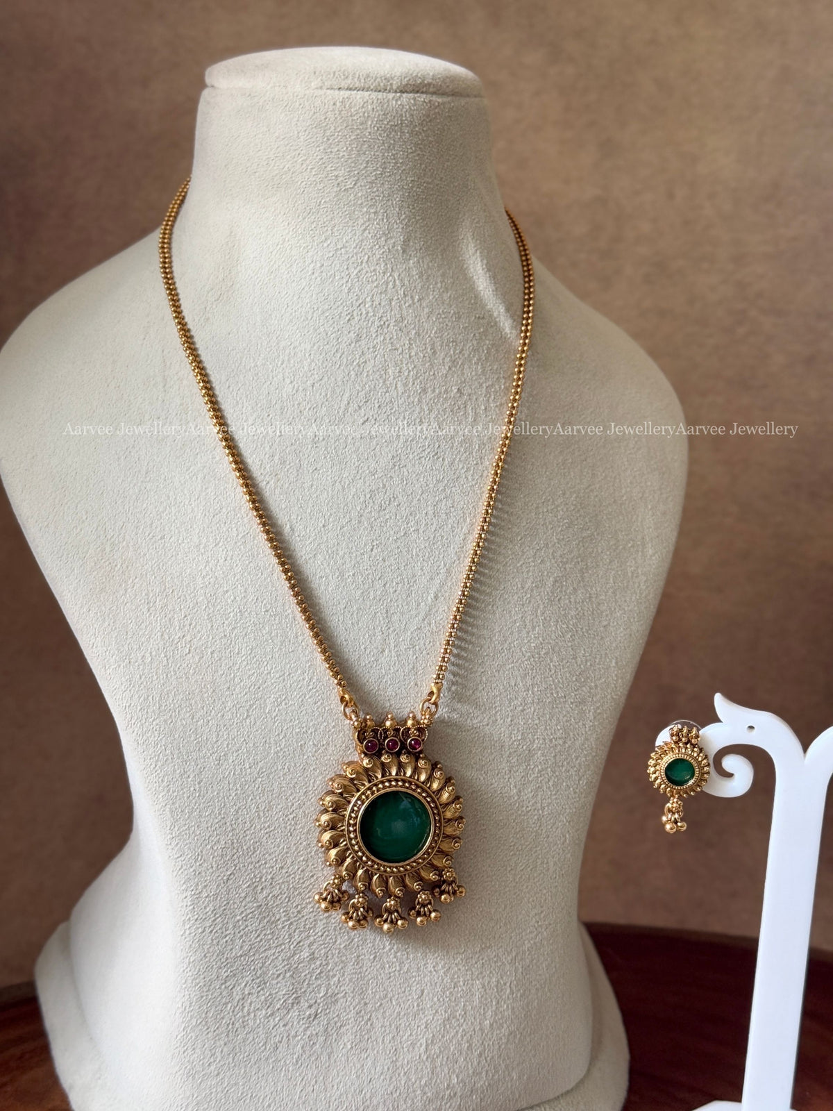 GOLD CHAIN SET WITH ROUND GREEN STONE PENDANT