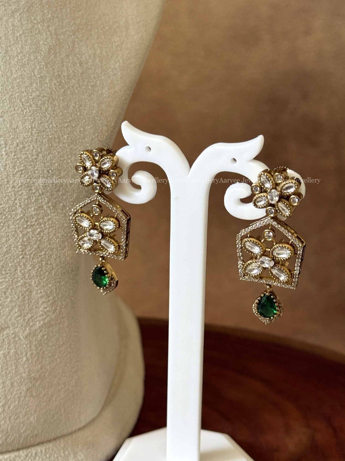 MINIMAL VICTORIAN WHITE / GREEN STONES FLORAL NECKLACE SET
