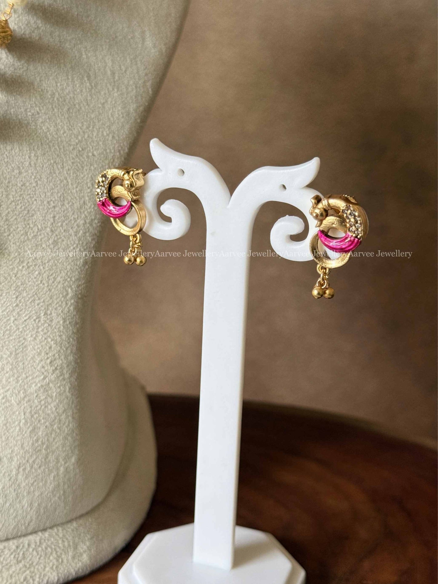 PEARL AND GOLD BEAD SHORT CHAIN SET WITH LAKSHMI GOPURA PENDANT