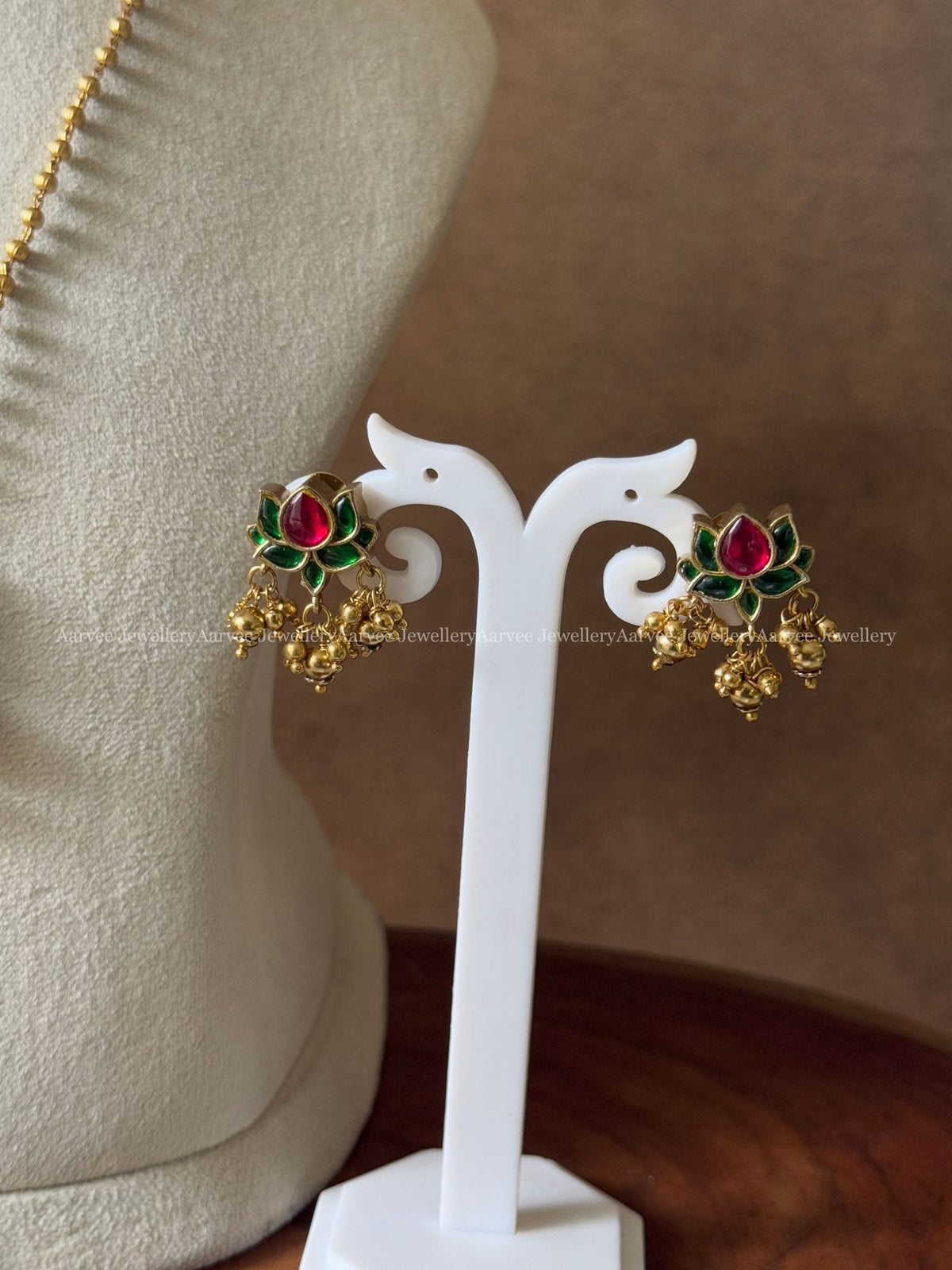 MINIMAL GOLD CHAIN WITH GREEN/ RUBY STONES LOTUS PENDANT SET