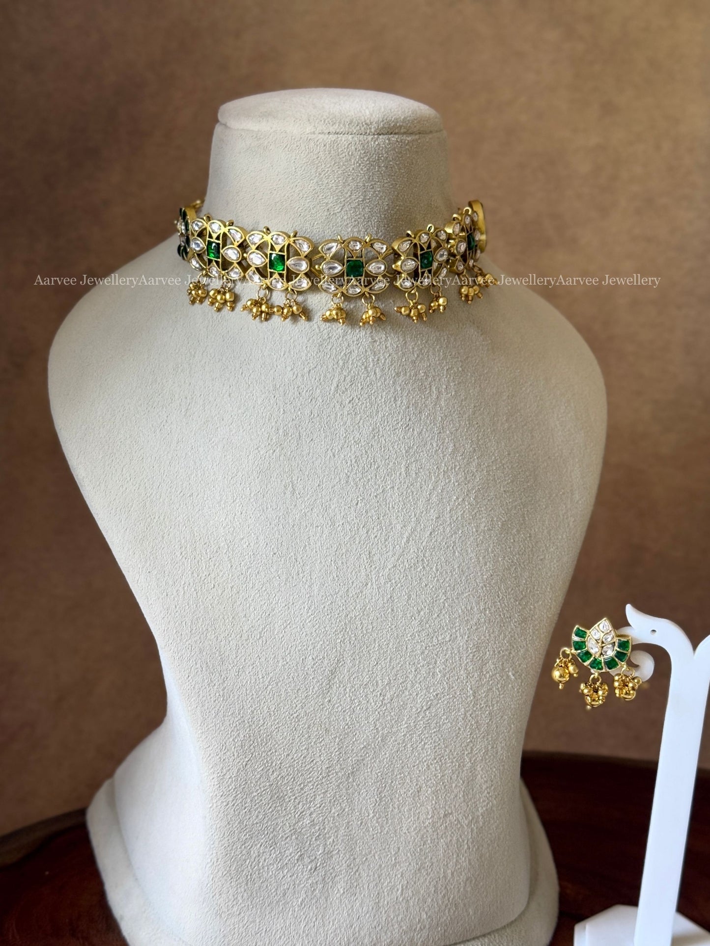 JADAU KUNDAN MINIMAL WHITE / GREEN STONE CHOKER SET WITH GOLD BEADS