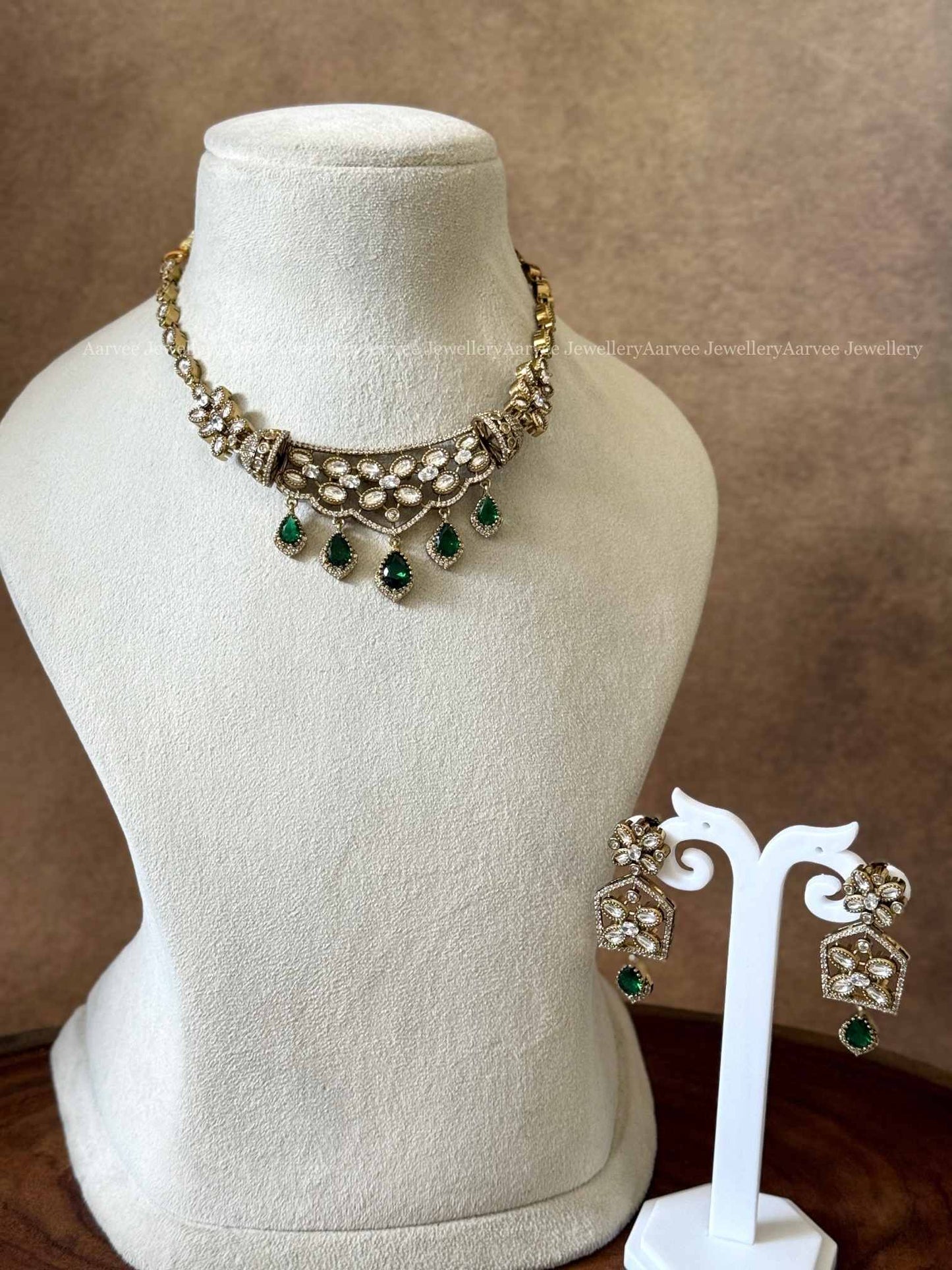 MINIMAL VICTORIAN WHITE / GREEN STONES FLORAL NECKLACE SET
