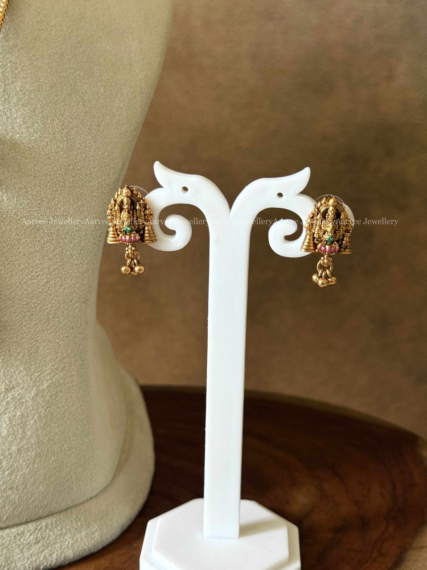 PLAIN MID LENGTH GOLD CHAIN WITH PERUMAL LAKSHMI PENDANT SET