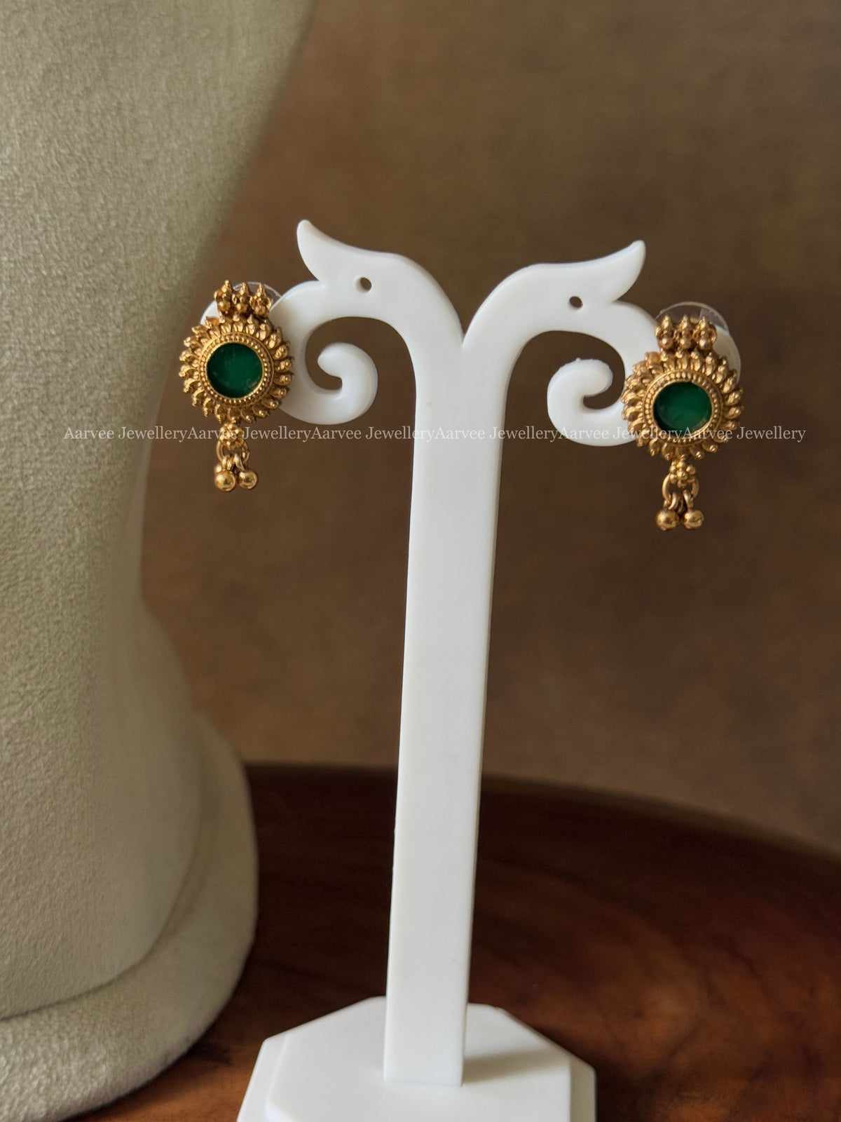 GOLD CHAIN SET WITH ROUND GREEN STONE PENDANT