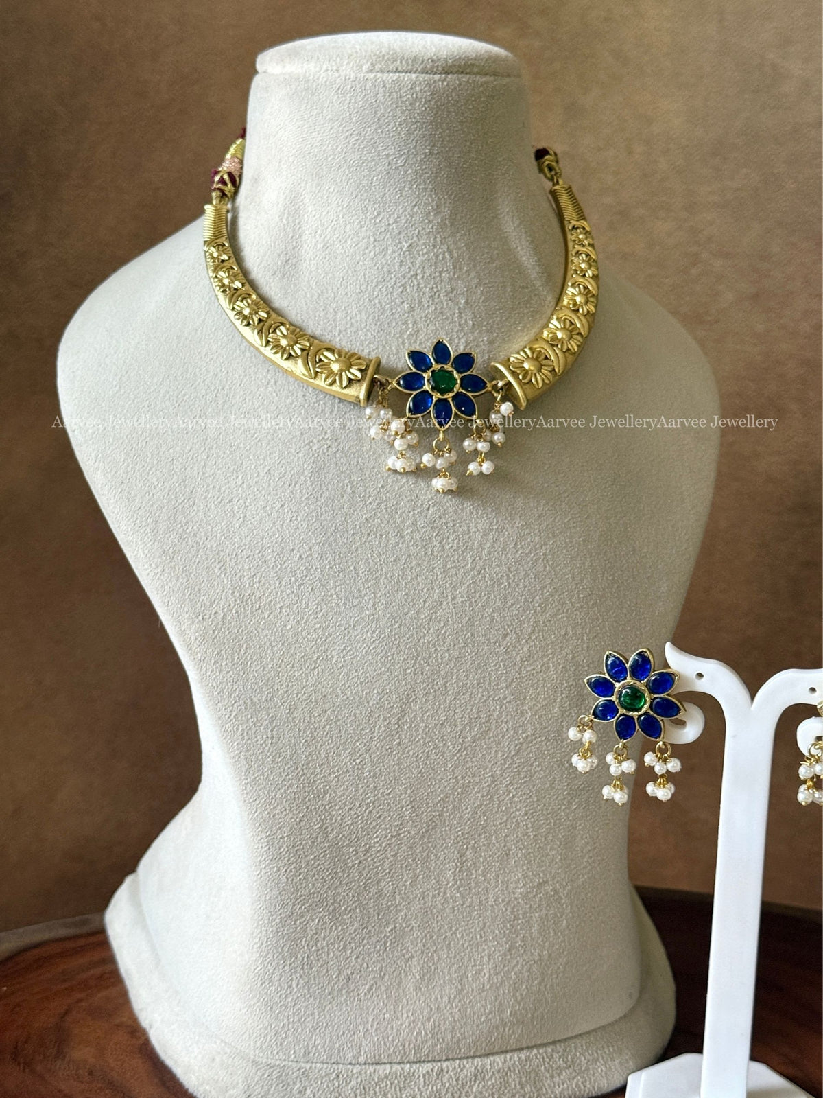 JADAU KUNDAN GOLD TONE KANTI NECKLACE SET WITH BLUE STONE FLORAL PENDANT