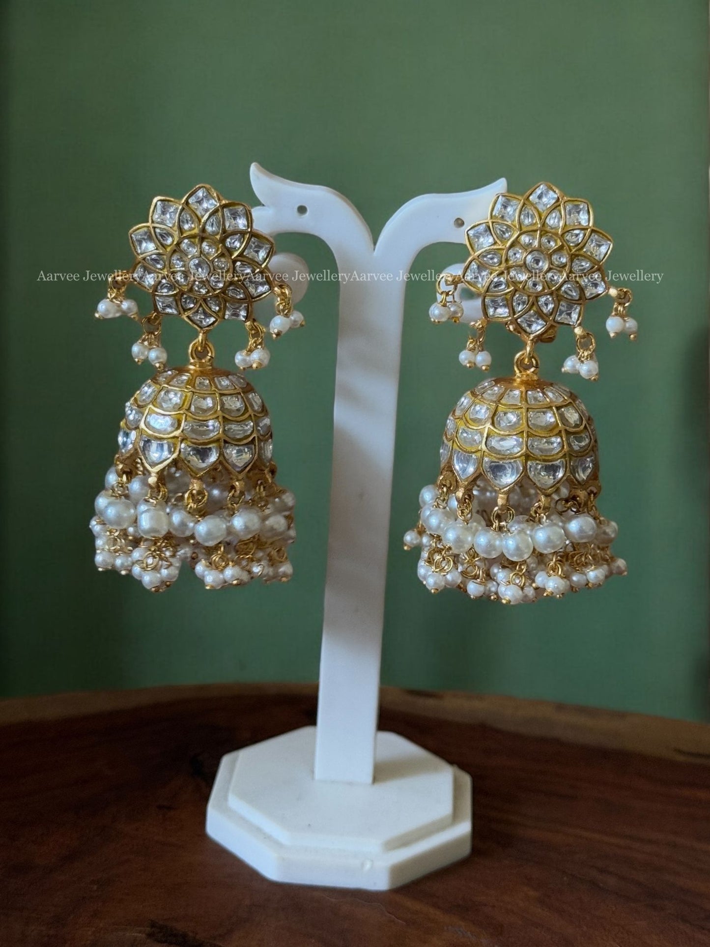 A LUXURIOUS WHITE COLOUR JADAU KUNDAN SEMI BRIDAL JEWELLERY SET