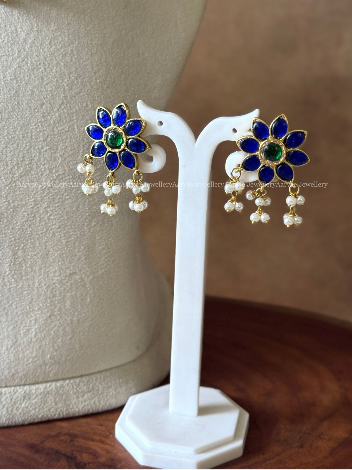 JADAU KUNDAN GOLD TONE KANTI NECKLACE SET WITH BLUE STONE FLORAL PENDANT