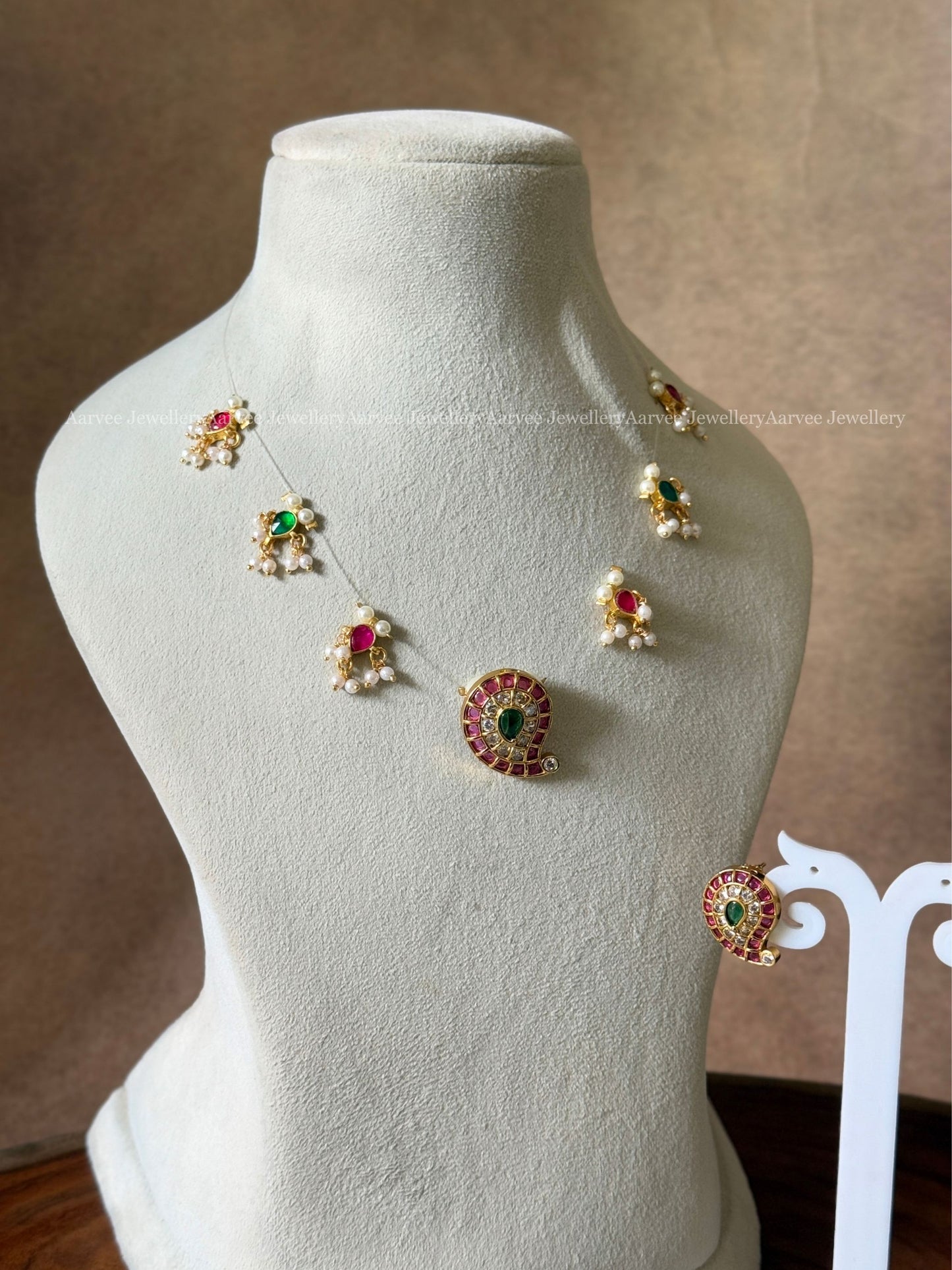 INVISIBLE CHAIN SET WITH RUBY / GREEN / WHITE KEMP STONE MANGO PENDANT
