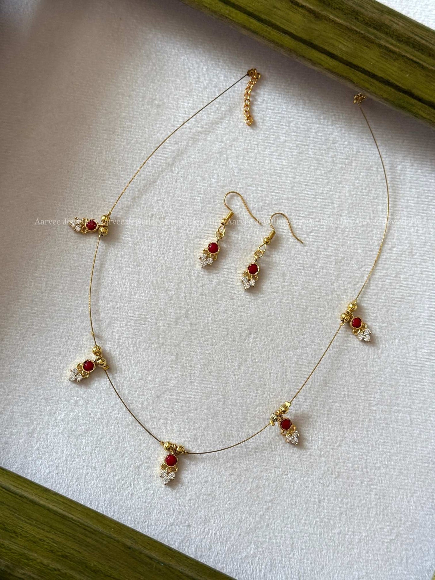INVISIBLE RED / WHITE STONE NECKLACE SET