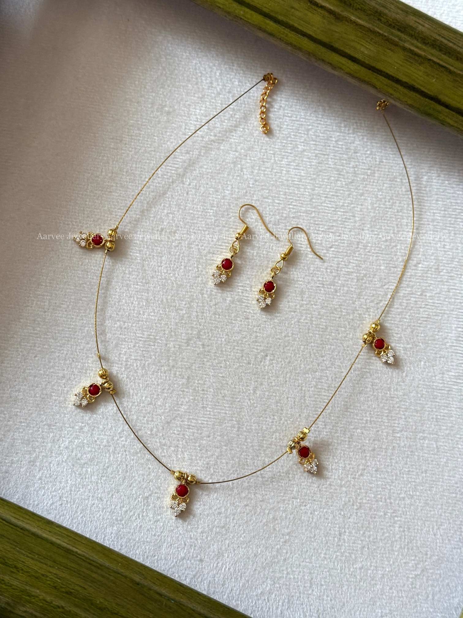 INVISIBLE RED / WHITE STONE NECKLACE SET