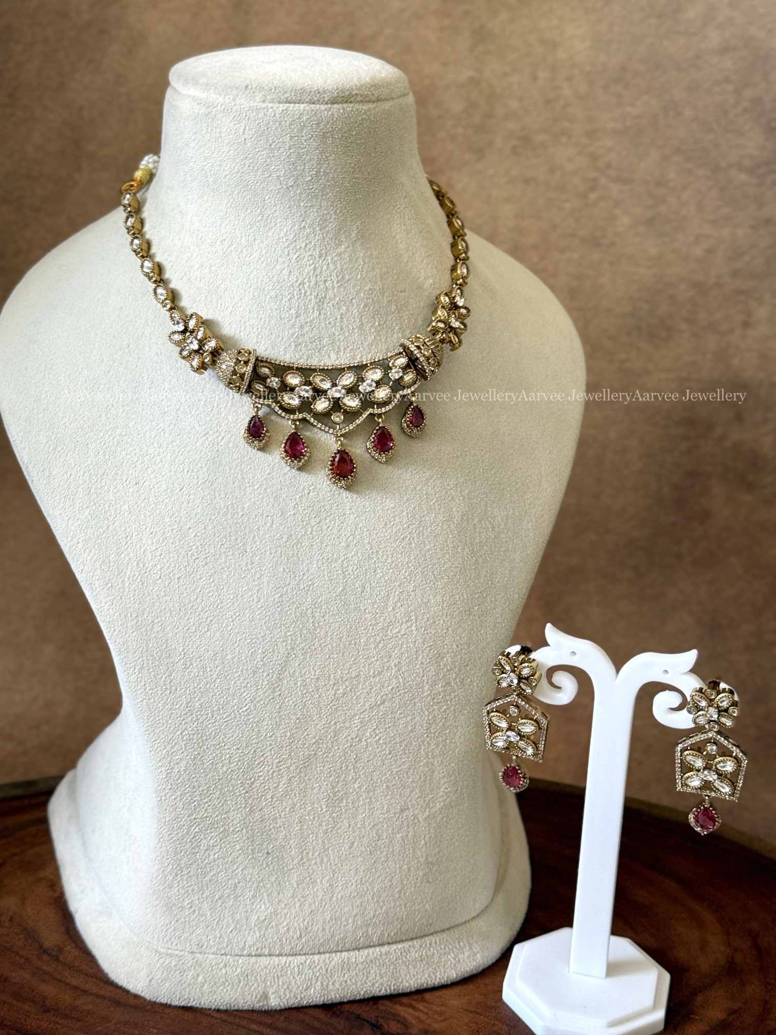 MINIMAL VICTORIAN WHITE / RUBY STONES FLORAL NECKLACE SET