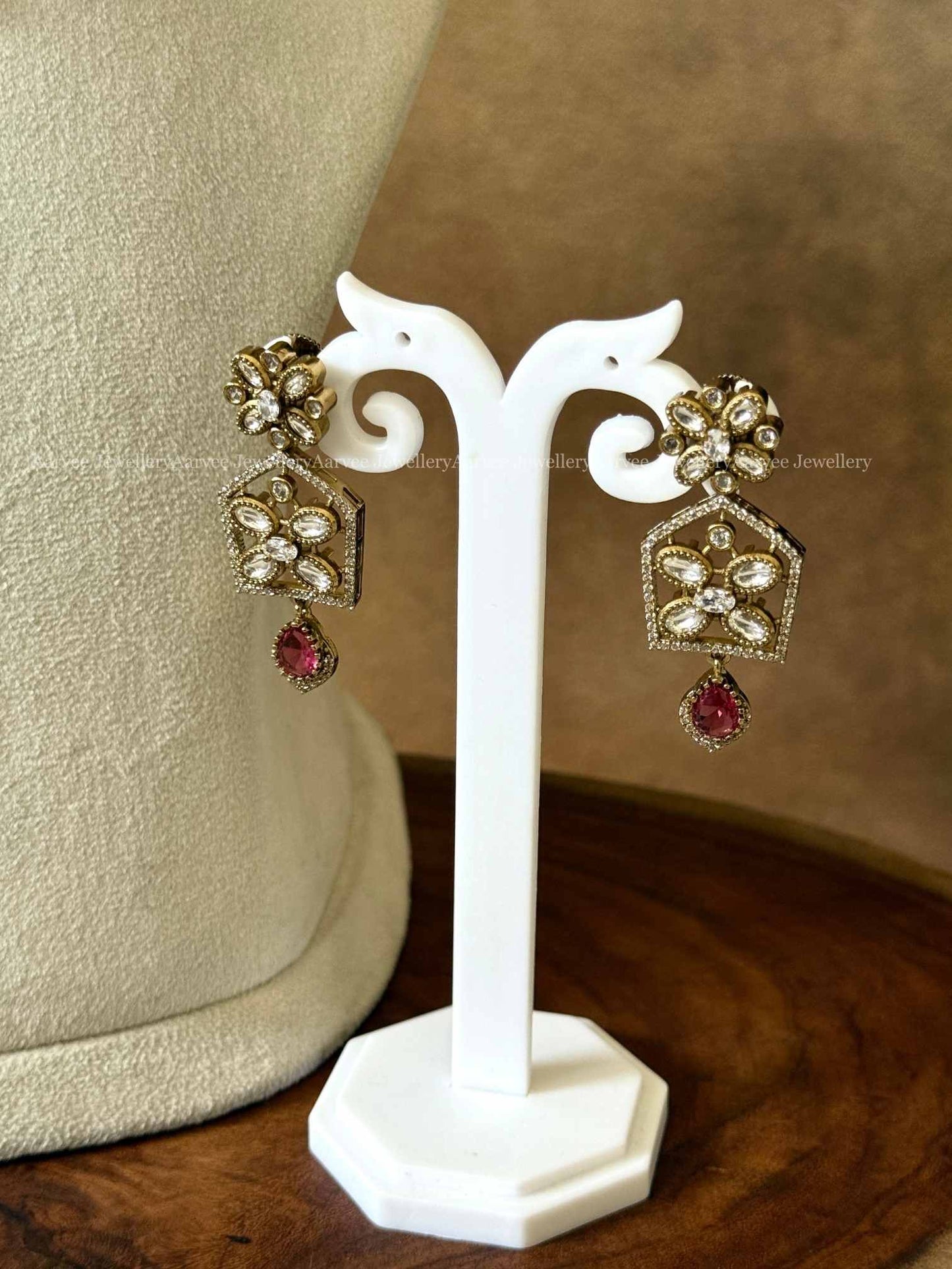 MINIMAL VICTORIAN WHITE / RUBY STONES FLORAL NECKLACE SET