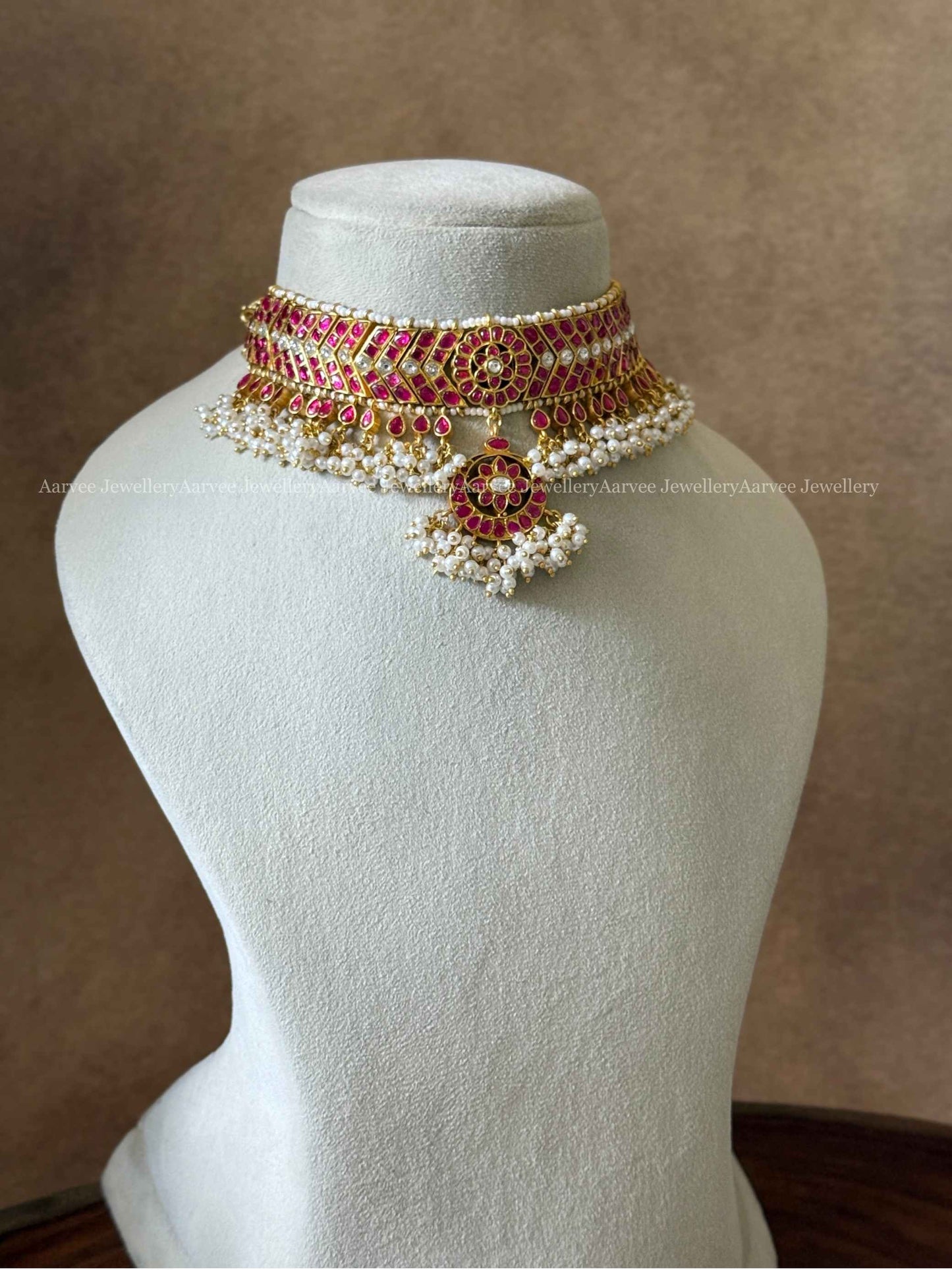 JADAU KUNDAN BUTTA CHOKER WITH FULLER PEARLS