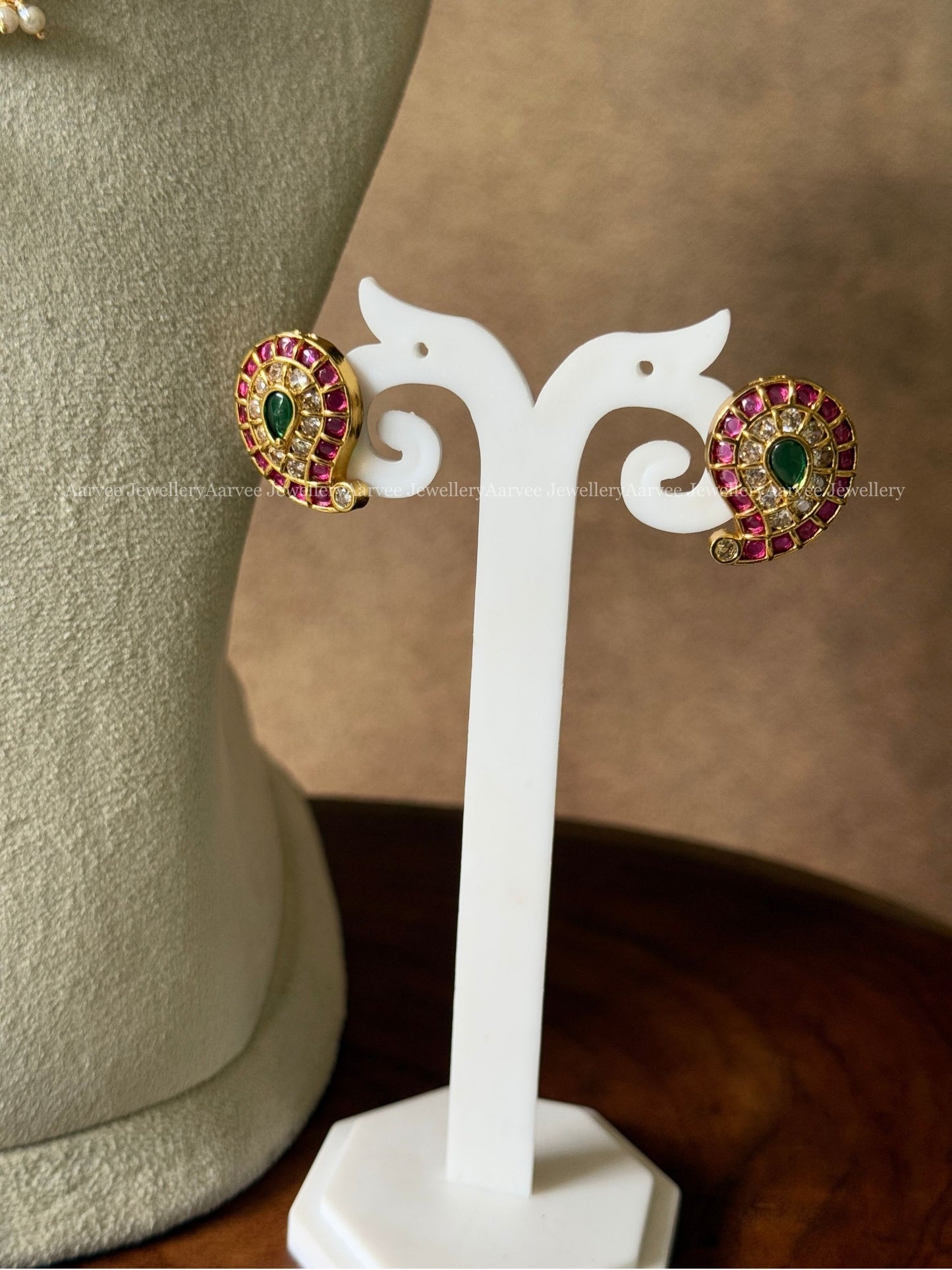 INVISIBLE CHAIN SET WITH RUBY / WHITE KEMP STONE MANGO PENDANT