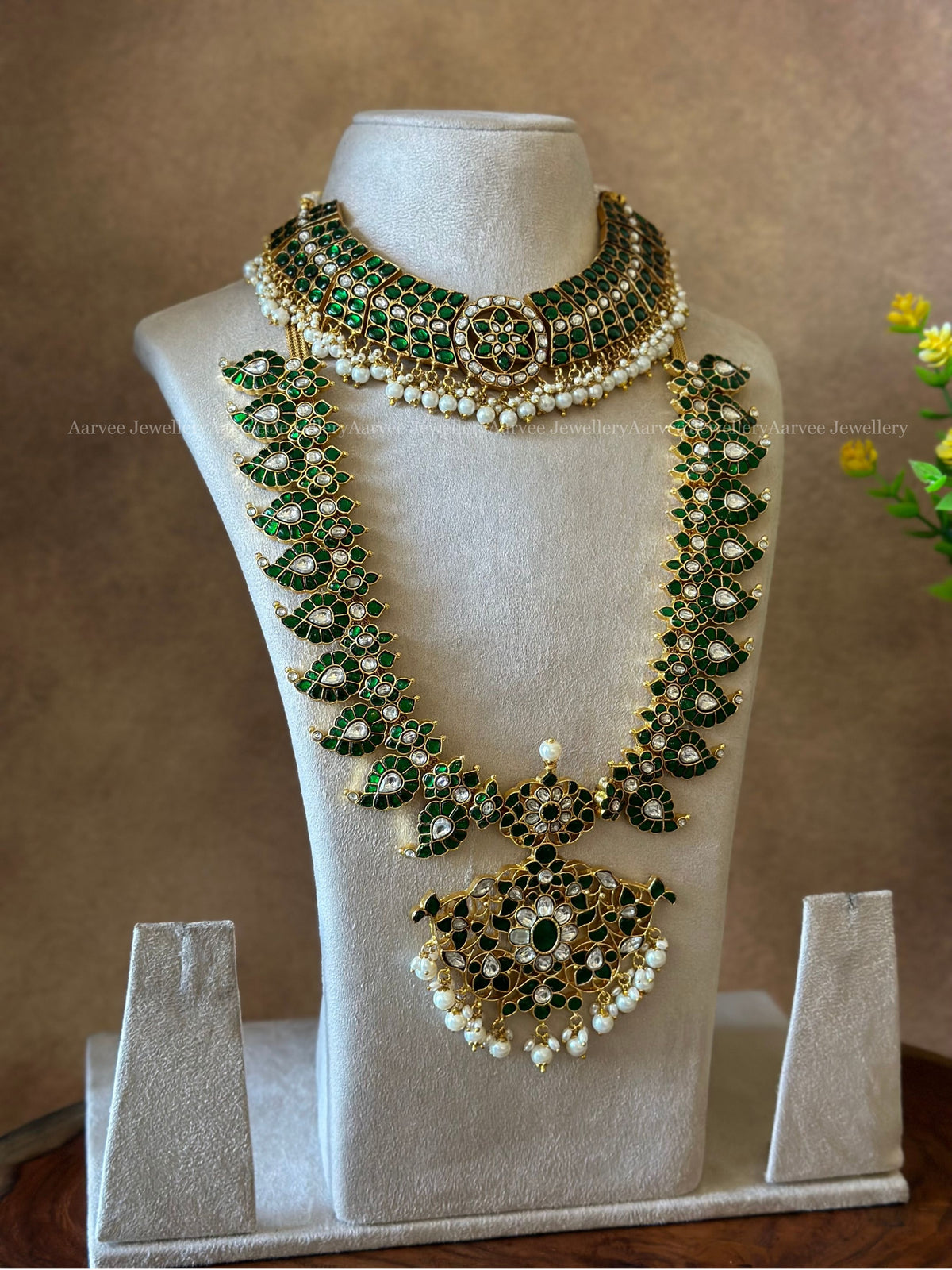 JADAU KUNDAN GREEN STONE MANGO MOTIF BRIDAL JEWELLERY SET WITH PEARLS