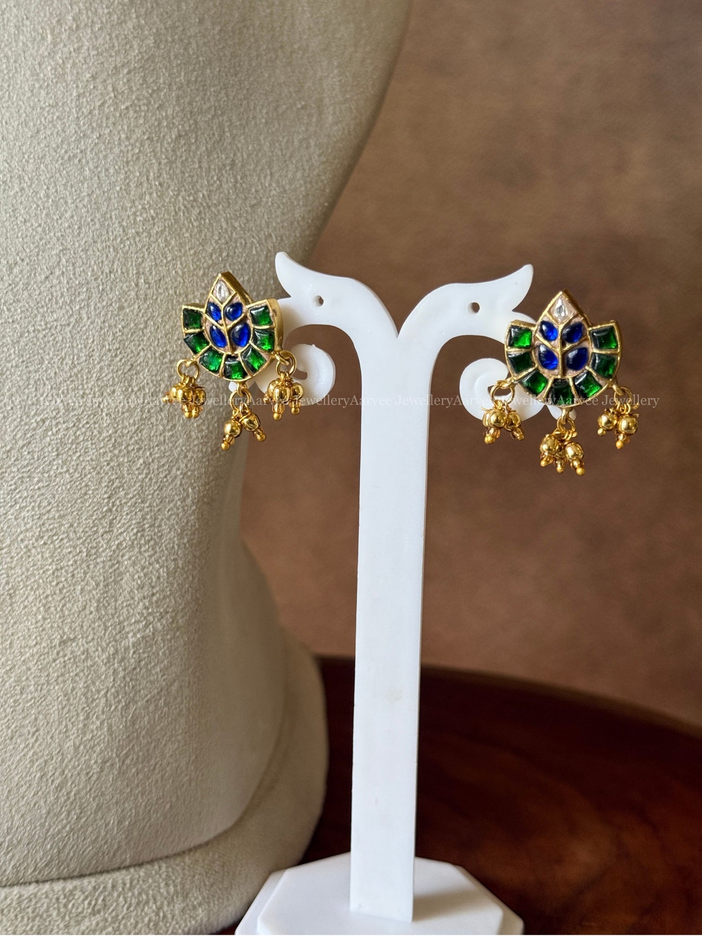 JADAU KUNDAN BLUE / GREEN STONE ELEGHANT CHOKER SET WITH TINY GOLD BEADS