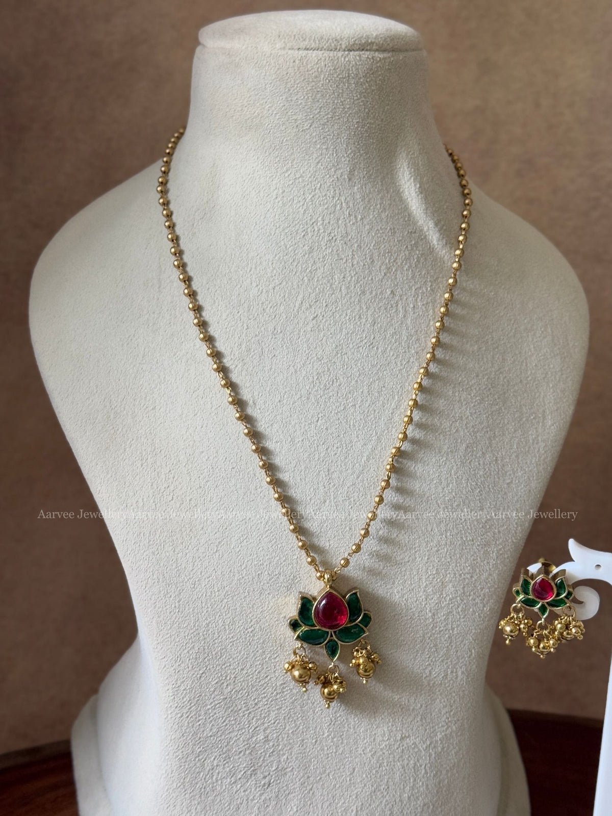 MINIMAL GOLD CHAIN WITH GREEN/ RUBY STONES LOTUS PENDANT SET