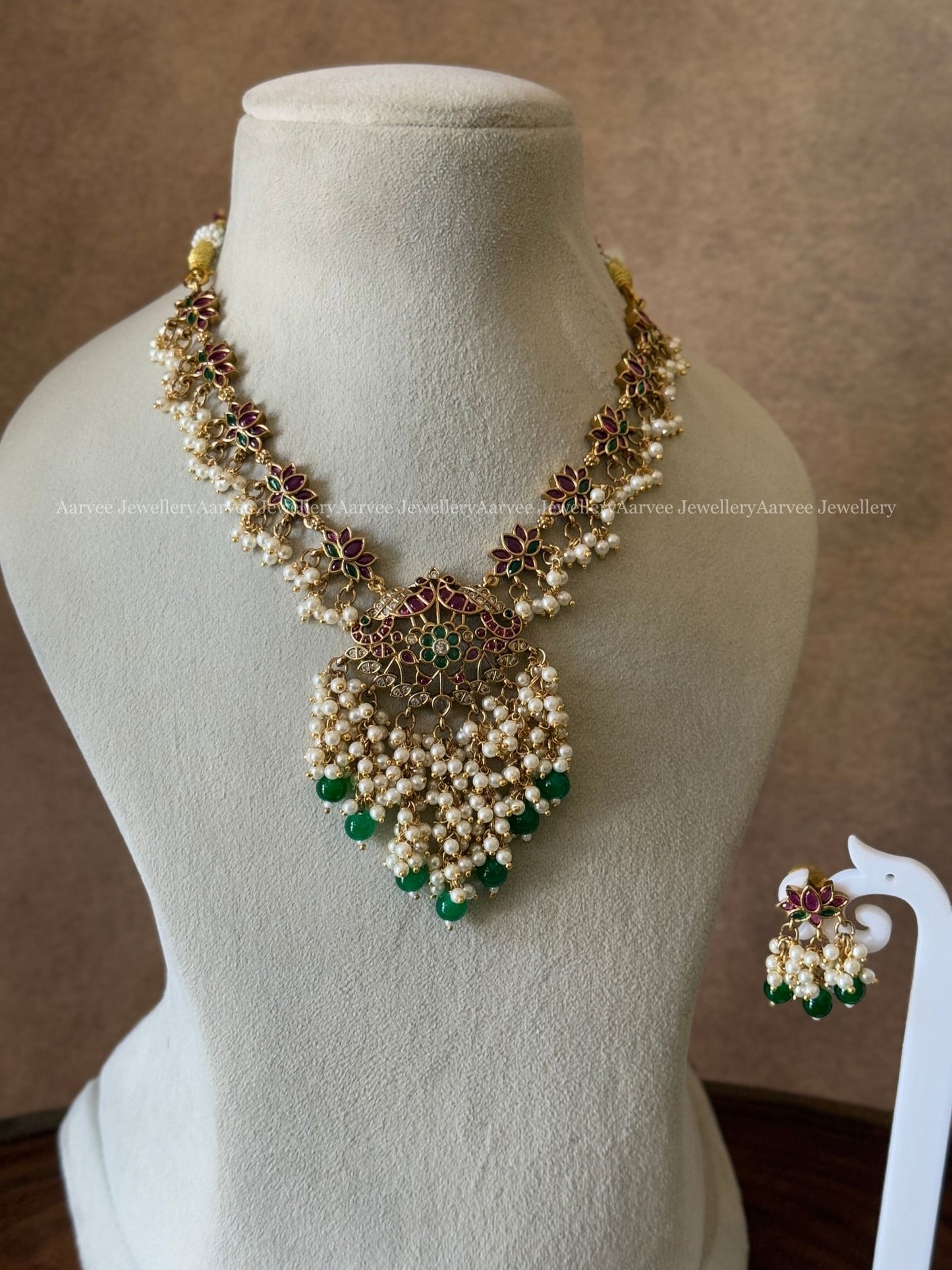 CLEARANCE - LOTUS NECKLACE SET WITH LAYERED PEARLS