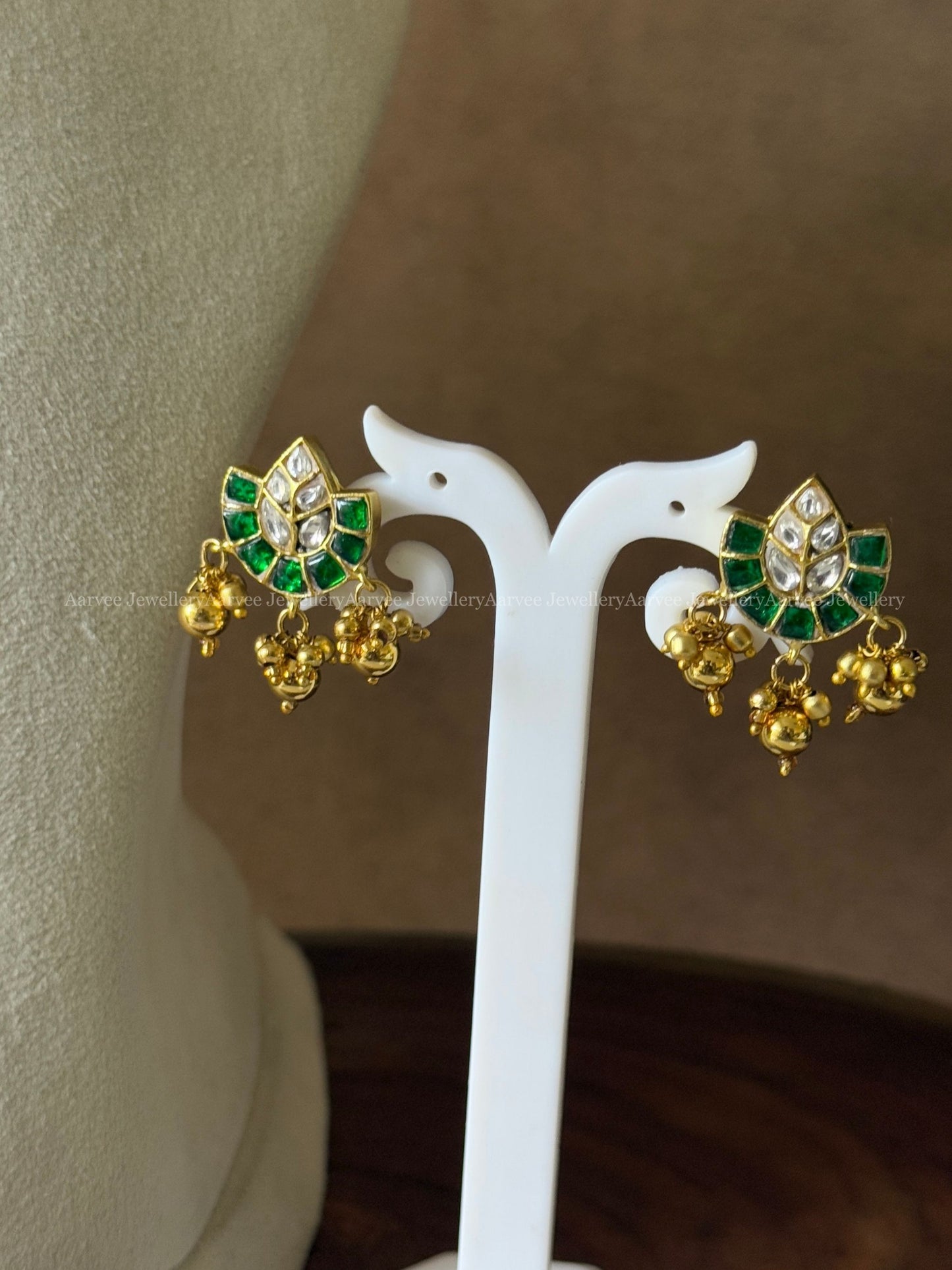 JADAU KUNDAN MINIMAL WHITE / GREEN STONE CHOKER SET WITH GOLD BEADS