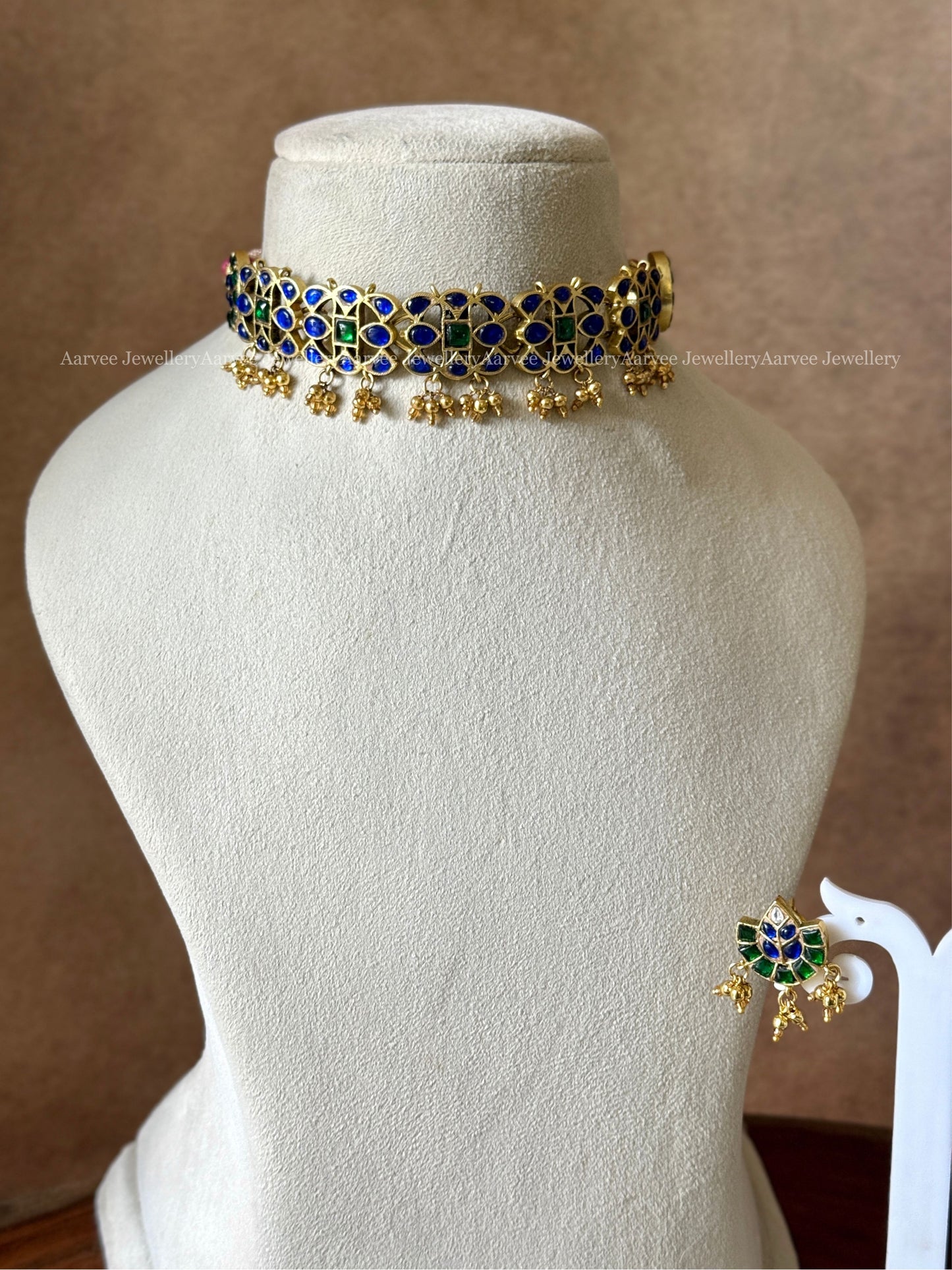 JADAU KUNDAN BLUE / GREEN STONE ELEGHANT CHOKER SET WITH TINY GOLD BEADS
