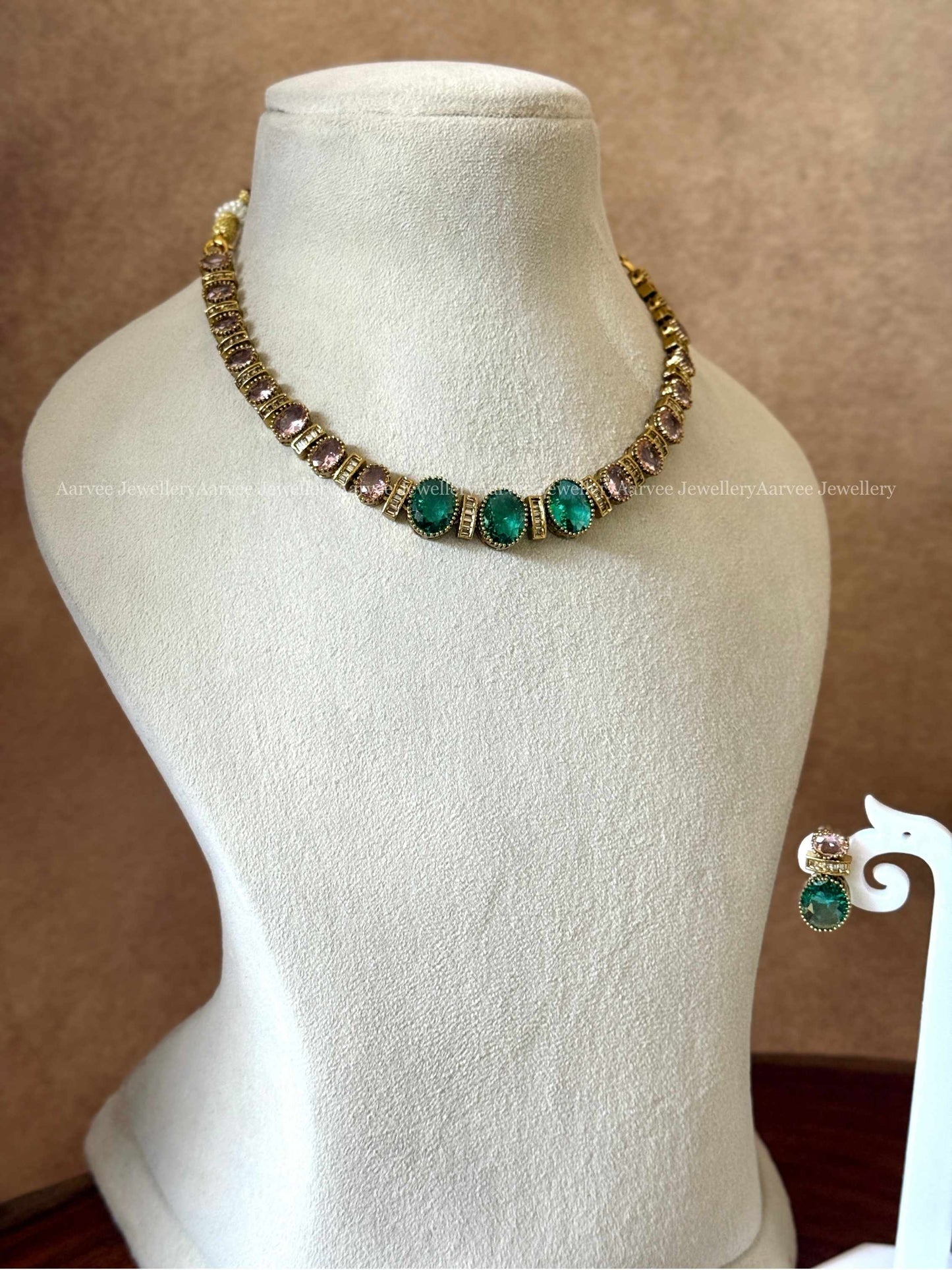 VICTORIAN PASTEL PINK / GREEN STONES NECKLACE SET