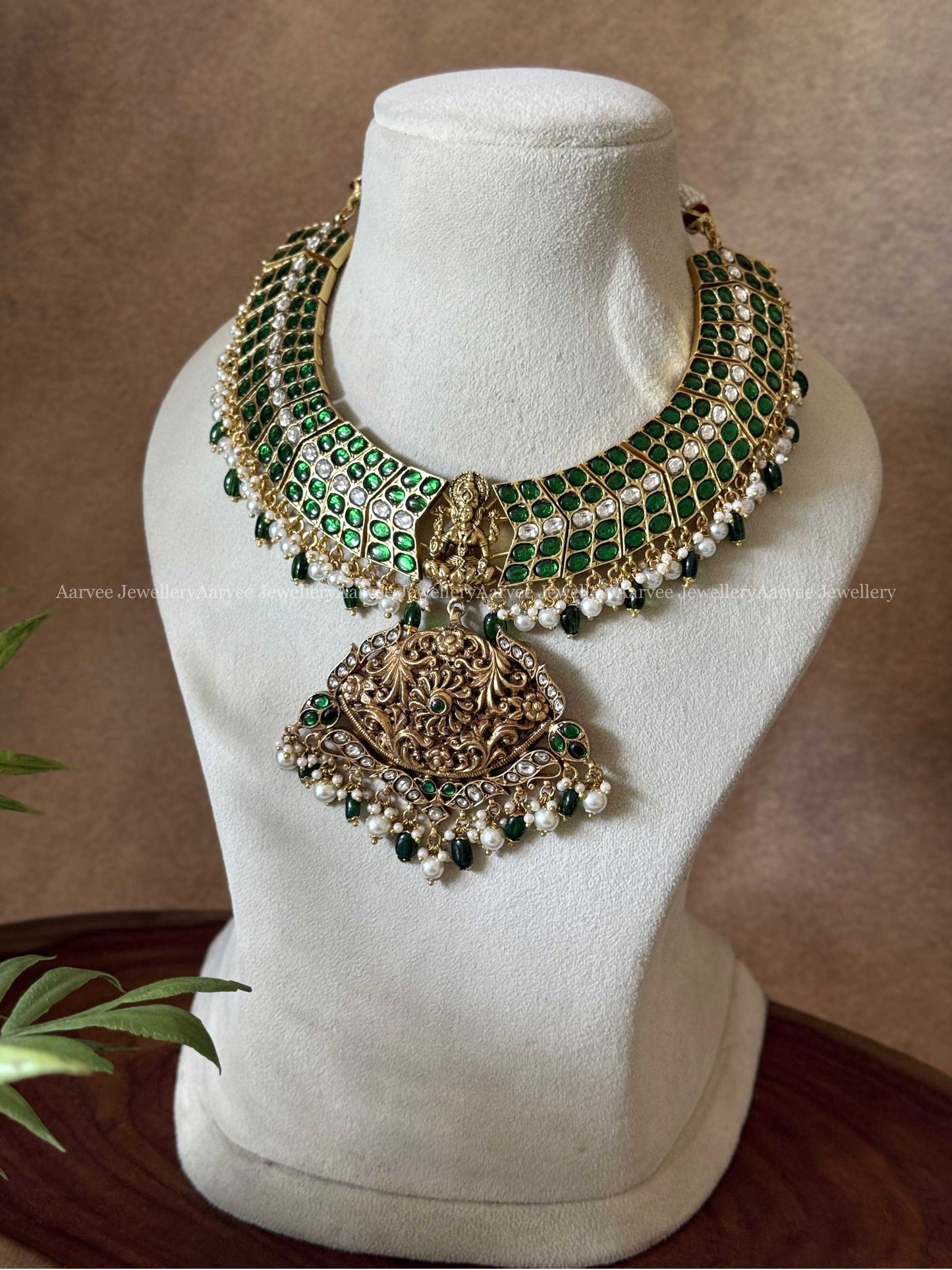 JADAU KUNDAN GREEN STONE STATEMENT NECKLACE WITH LAKSHMI PENDANT AND GREEN / PEARL BEADS