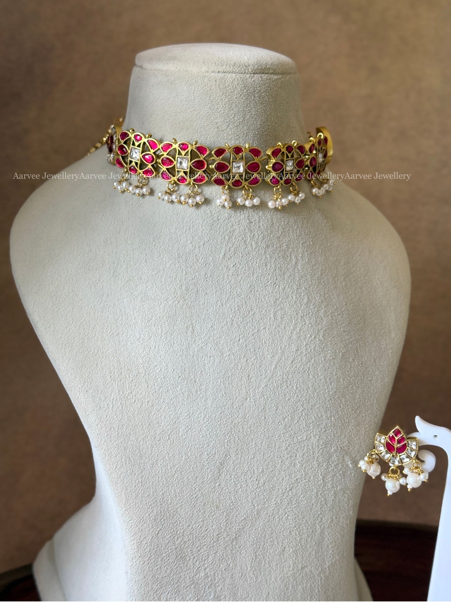 JADAU KUNDAN MINIMAL RUBY / WHITE STONE CHOKER SET WITH PEARLS