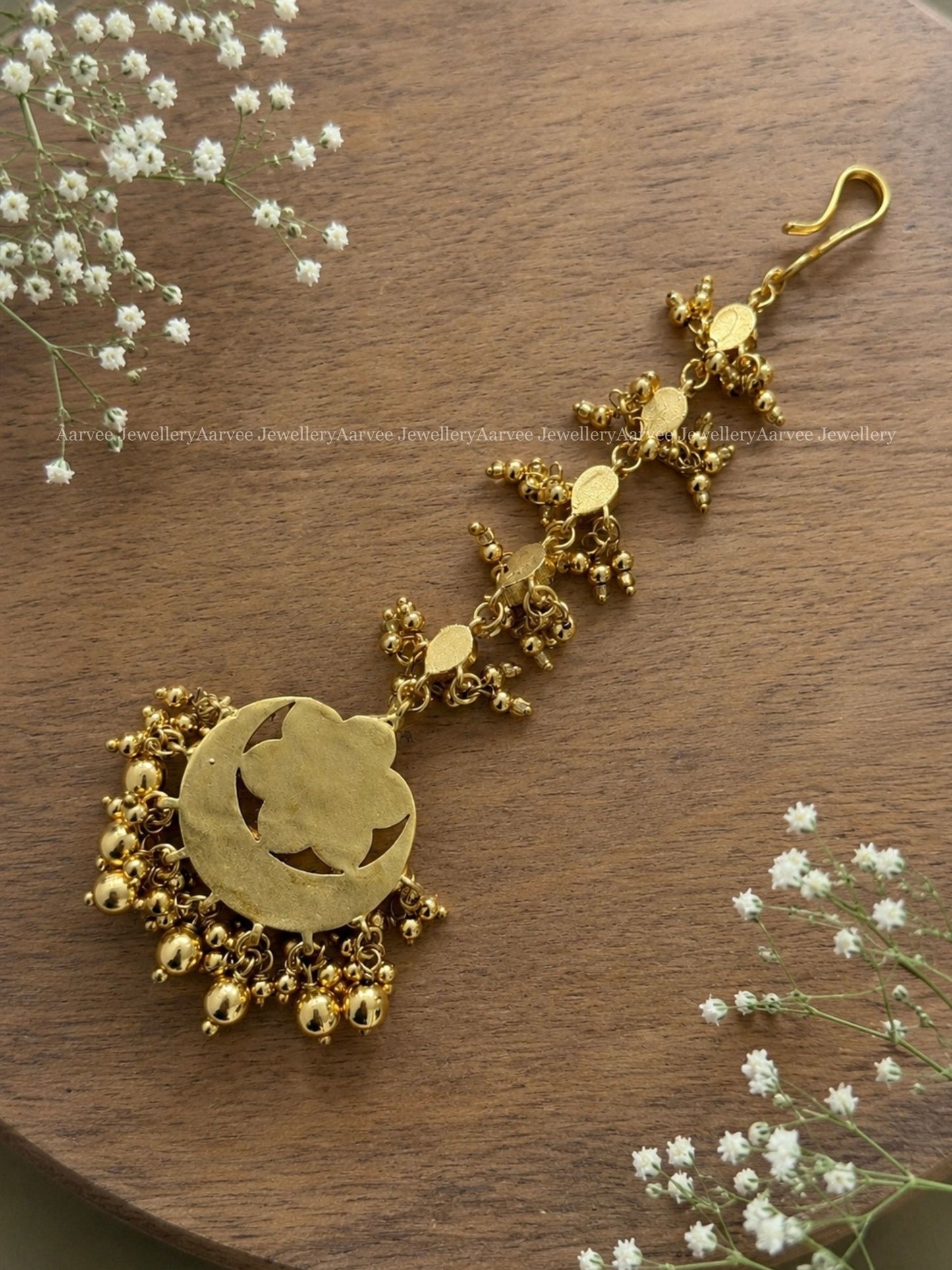 JADAU KUNDAN CHAND TIKKA WITH BLUE/GREEN COLOUR AND GOLD BEADS