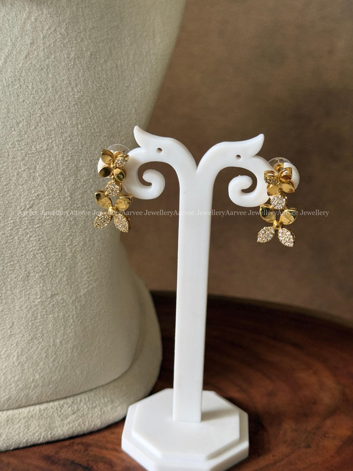 ELEGHANT WHITE AD STONE AND GOLD TONE FLORAL NECKLACE SET