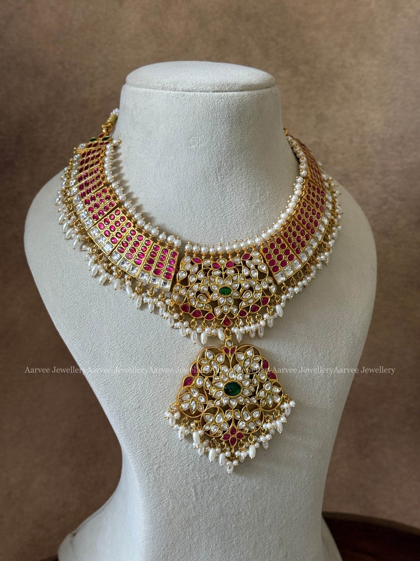 JADAU KUNDAN STATEMENT NECKLACE IN RUBY STONES AND RICE PEARLS
