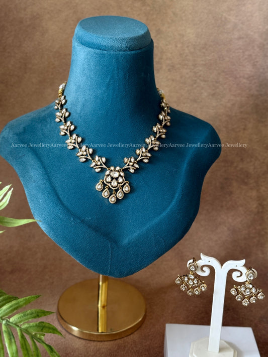 VICTORIAN WHITE STONES FLORAL NECKLACE SET