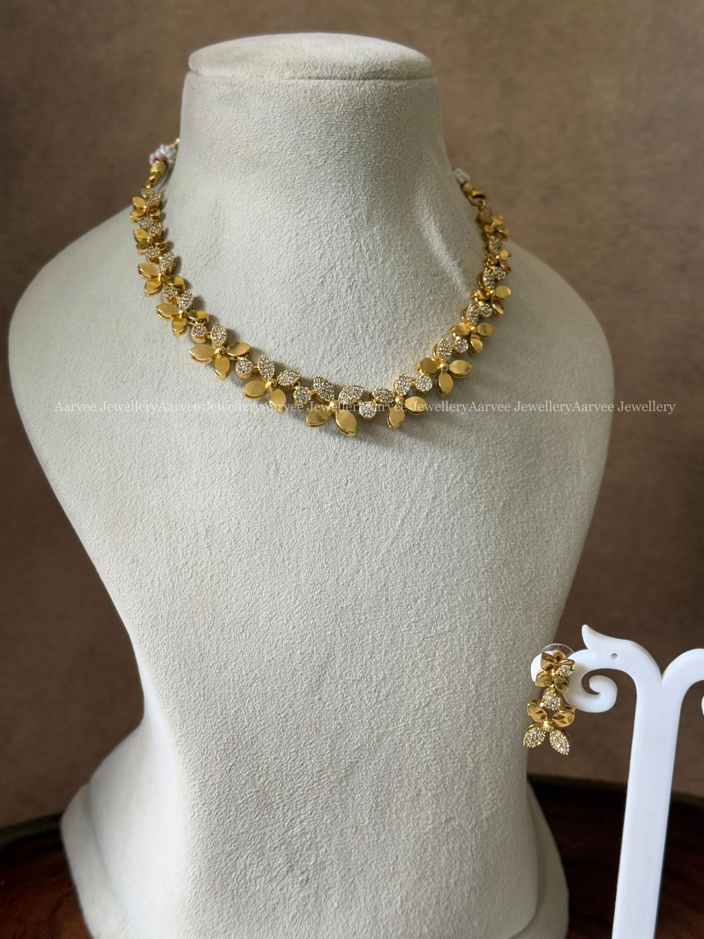 ELEGHANT WHITE AD STONE AND GOLD TONE FLORAL NECKLACE SET