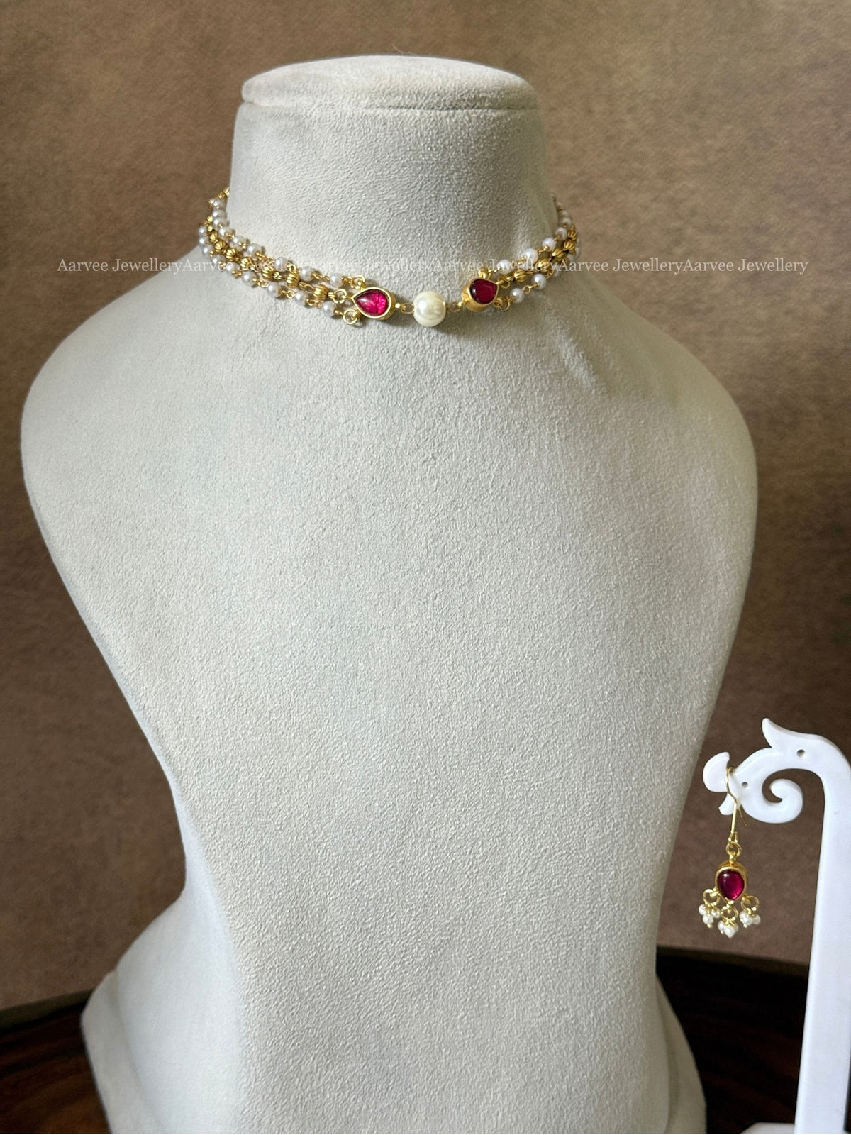 MINIMAL JADAU KUNDAN PEARL CHOKER SET WITH PINK STONE