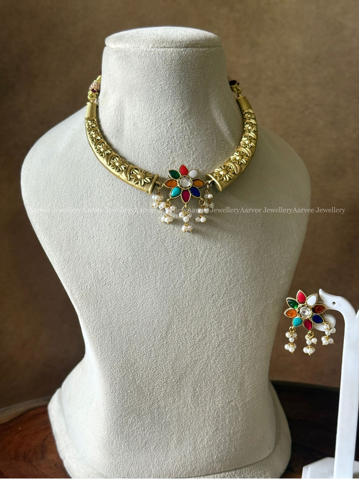 JADAU KUNDAN GOLD TONE KANTI NECKLACE SET WITH NAVARATHNA STONE FLORAL PENDANT