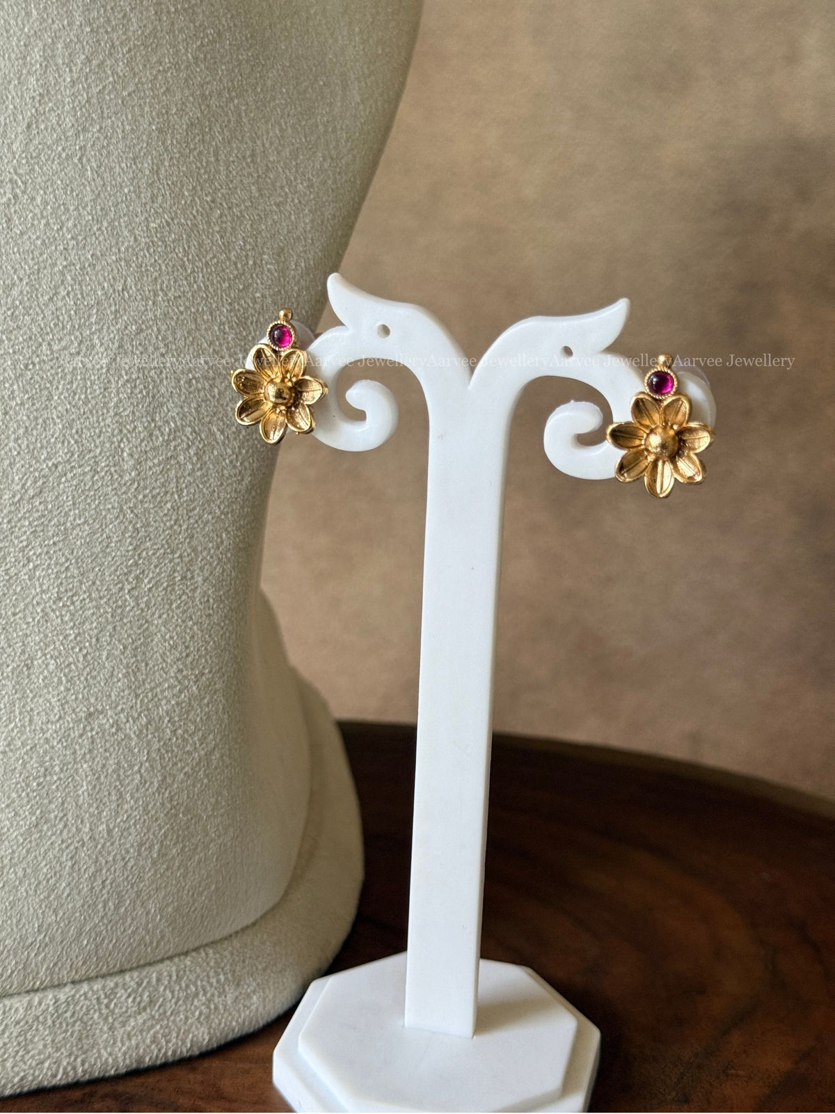 GOLD CHAIN NECKLACE SET WITH RUBY STONE FLORAL & LEAF DESIGN