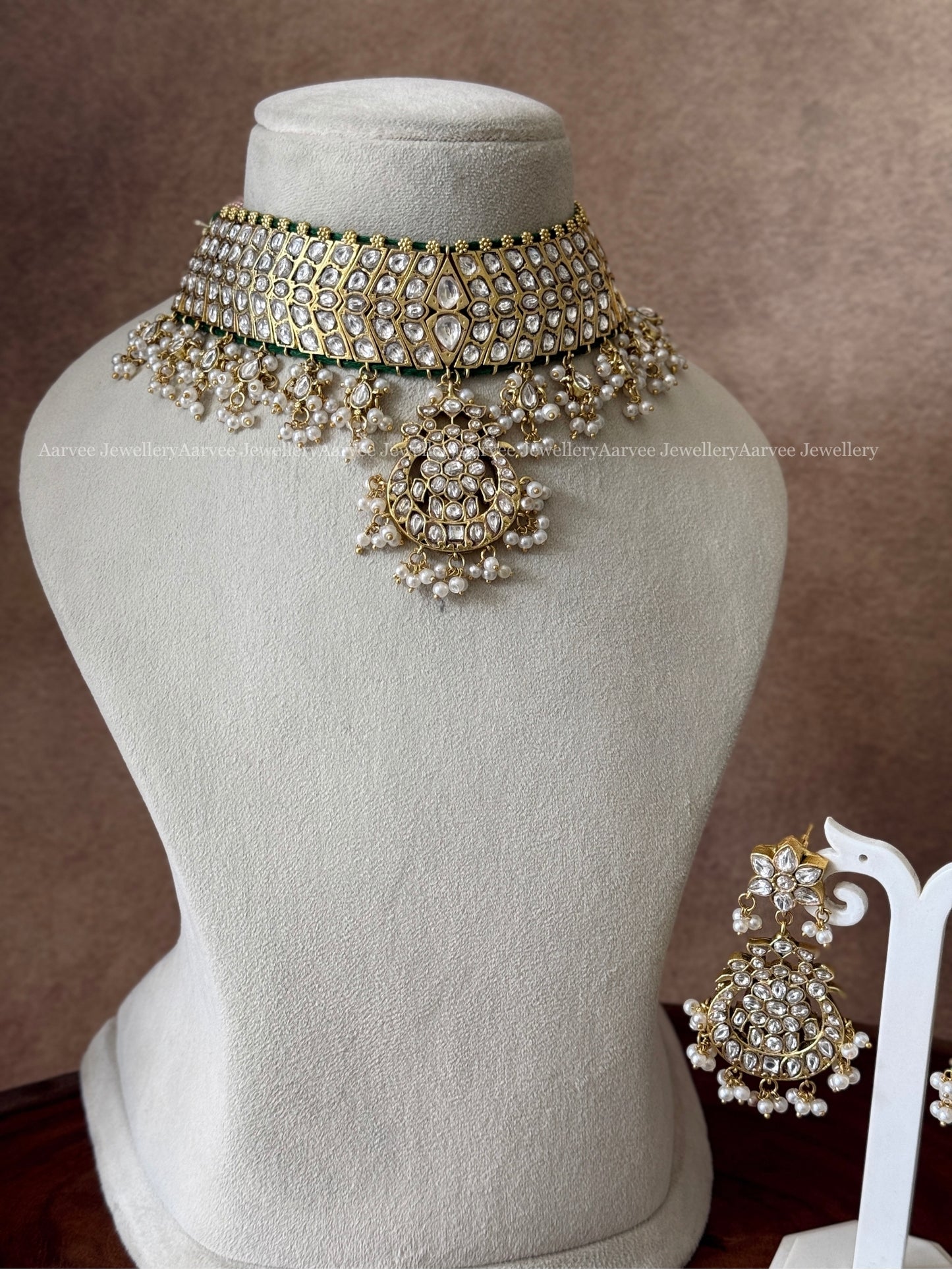 JADAU KUNDAN FULL WHITE STONE FLORAL CHOKER SET WITH PEARLS