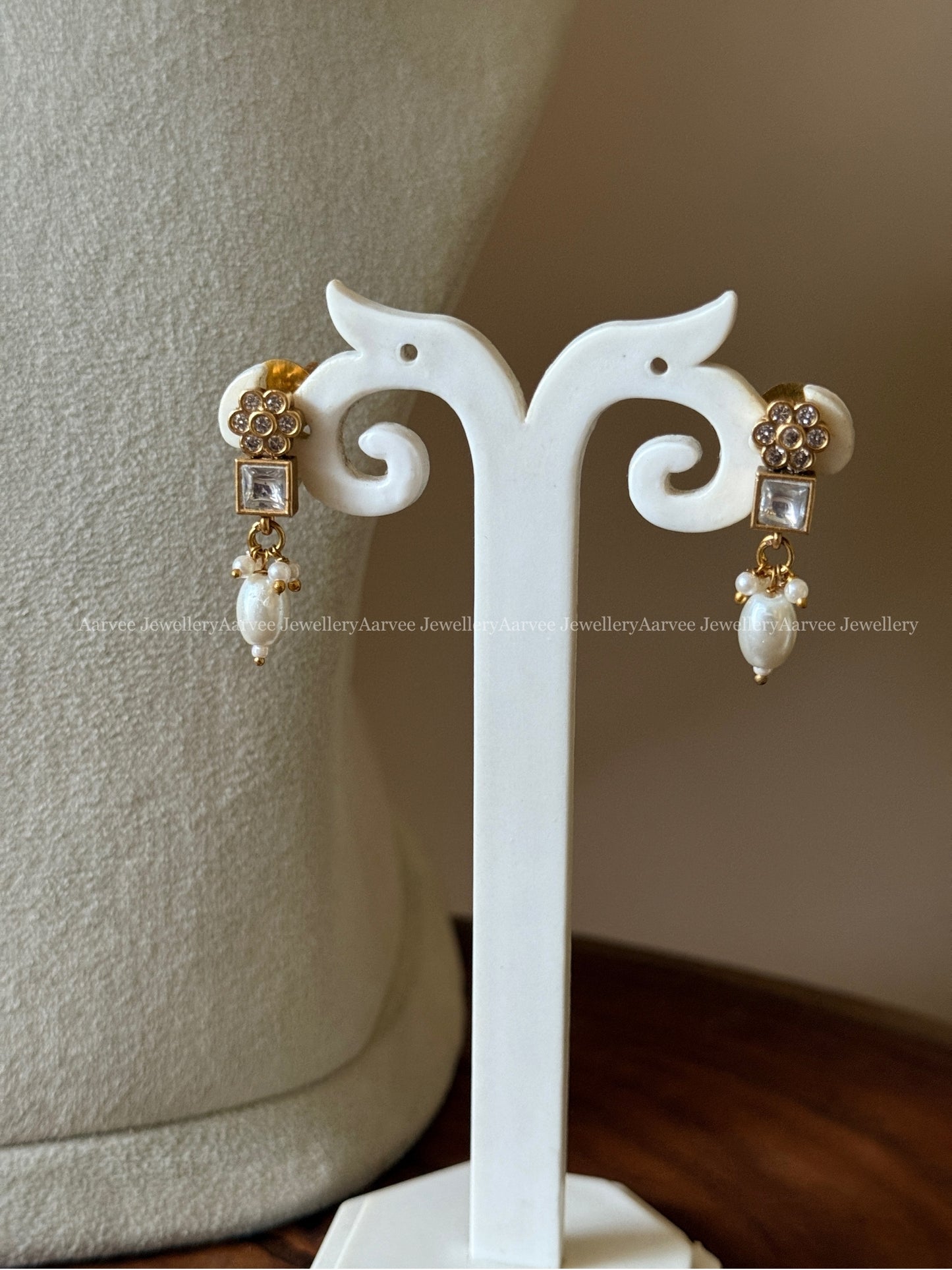 ELEGANT WHITE STONE FLORAL NECKLACE SET WITH LOTUS PENDANT & PEARL BEADS