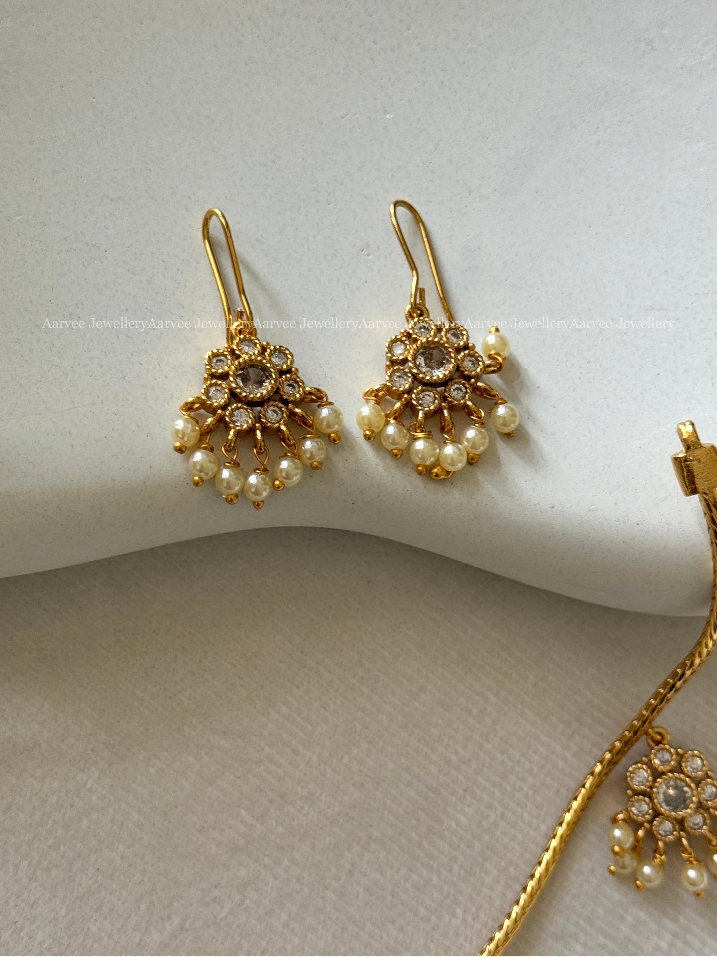 DELICATE FLORAL MULTI PENDANT NECKLACE SET IN WHITE STONES