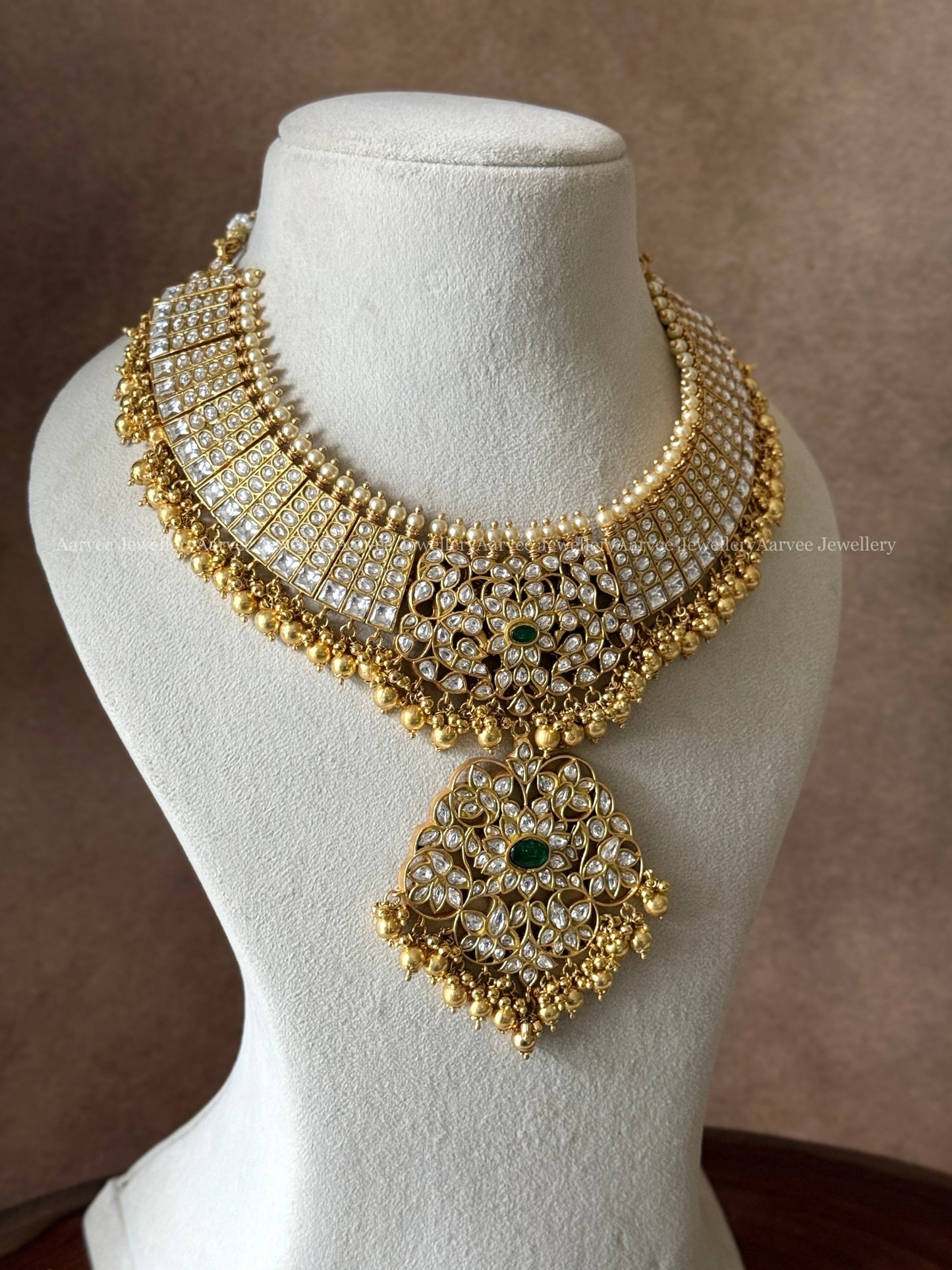 JADAU KUNDAN STATEMENT NECKLACE WITH WHITE STONE & GOLD BEADS