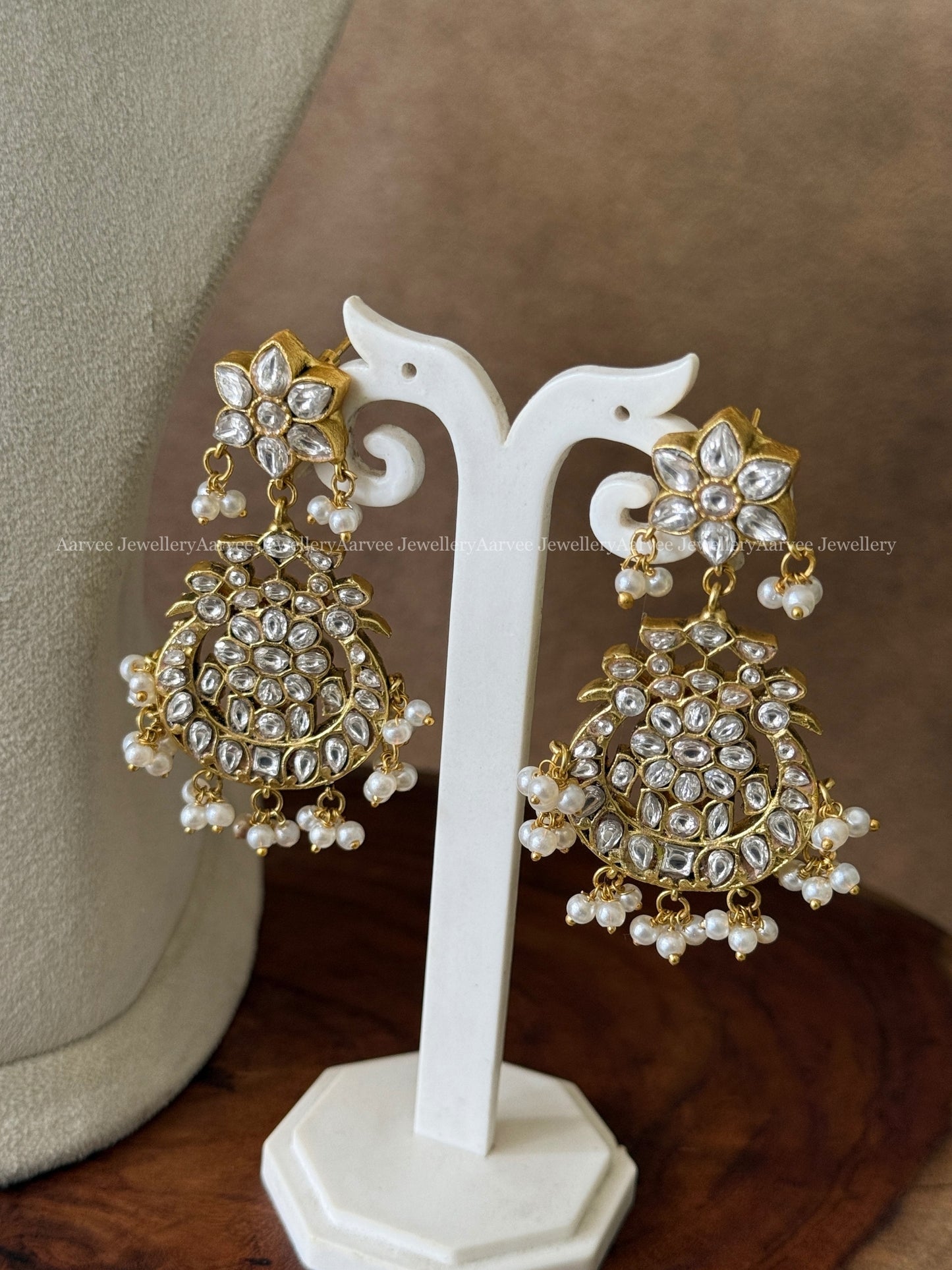 JADAU KUNDAN FULL WHITE STONE FLORAL CHOKER SET WITH PEARLS