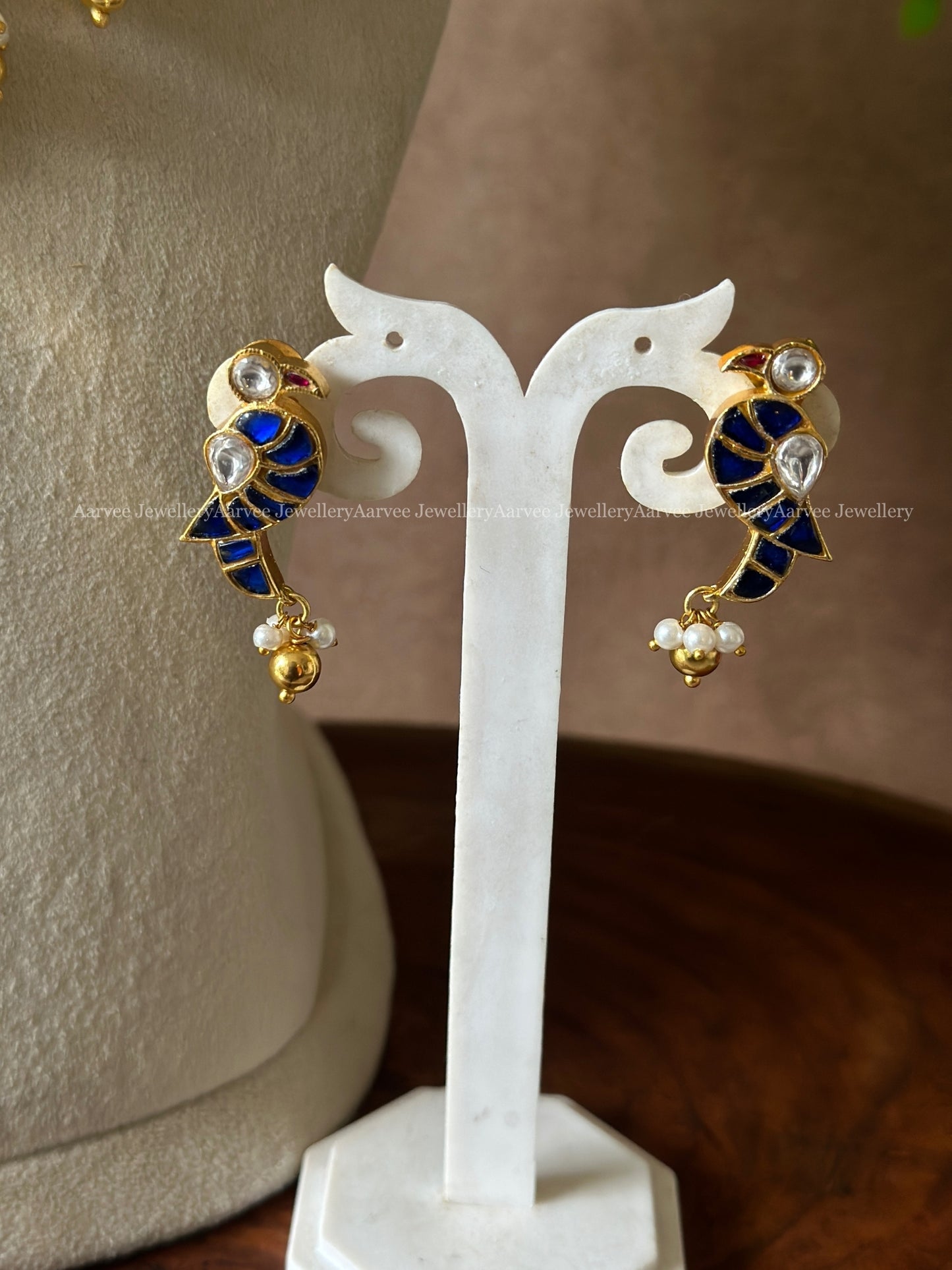 JADAU KUNDAN PARROT MOTIF NECKLACE SET WITH BLUE STONES