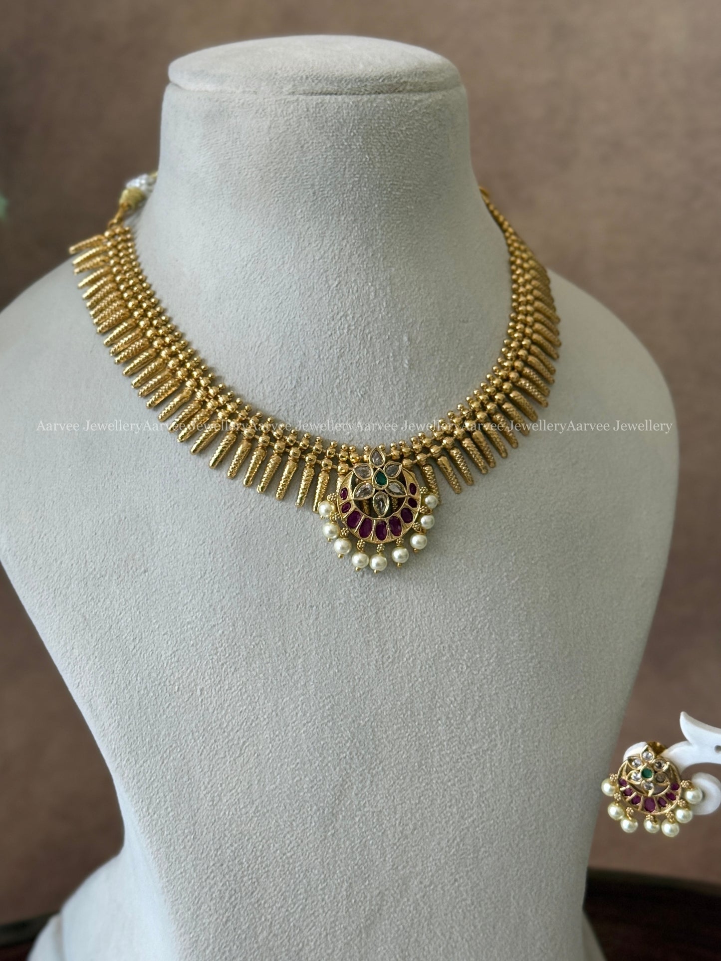 GOLD TONE MULLAMOTTU NECKLACE SET WITH CHAND FLORAL PENDANT