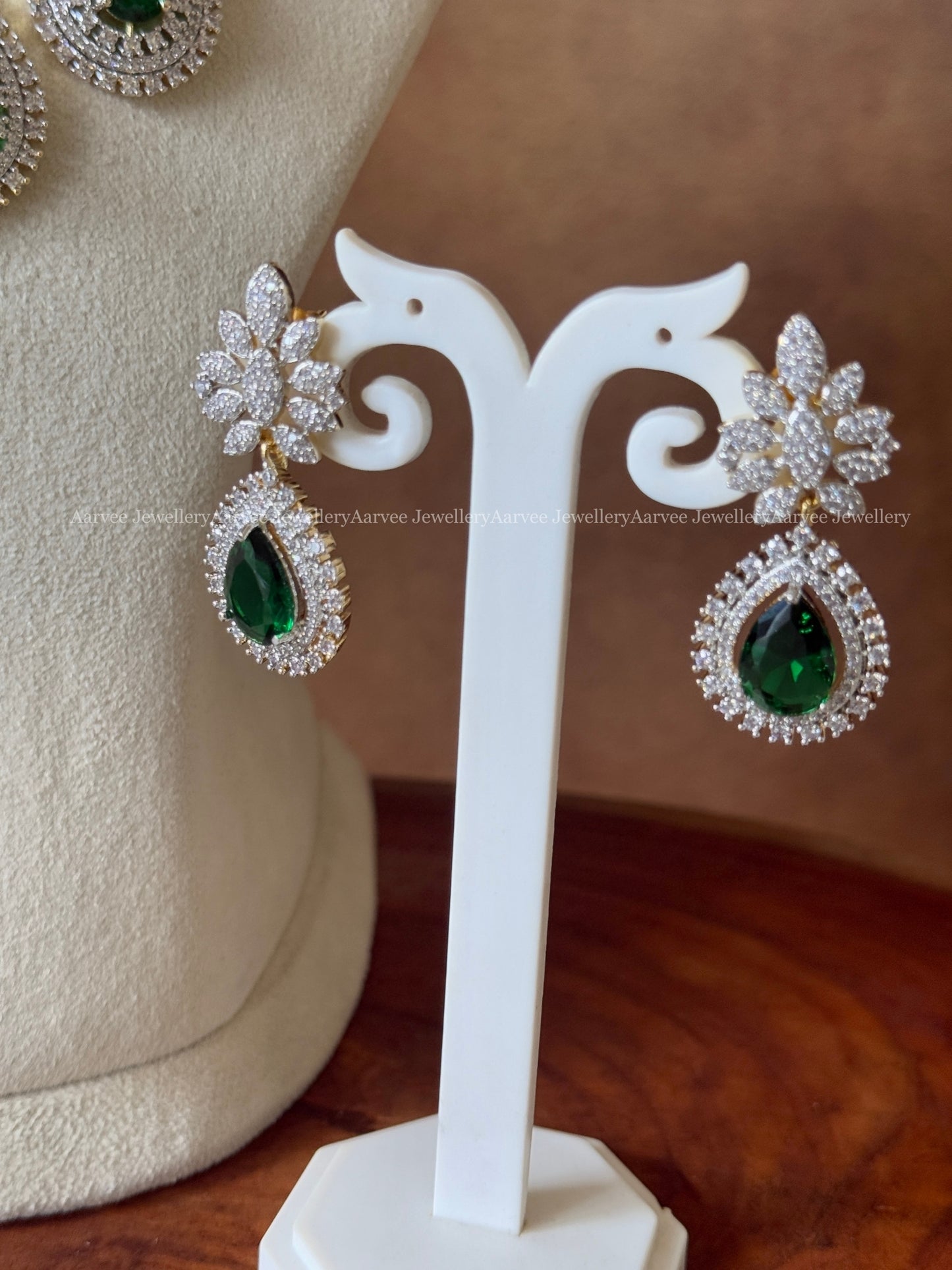AD GREEN STONE TEAR DROP NECKLACE SET