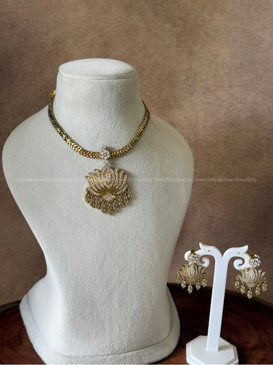ANTIQUE GOLD CHAIN WITH WHITE STONES LOTUS PENDANT SET