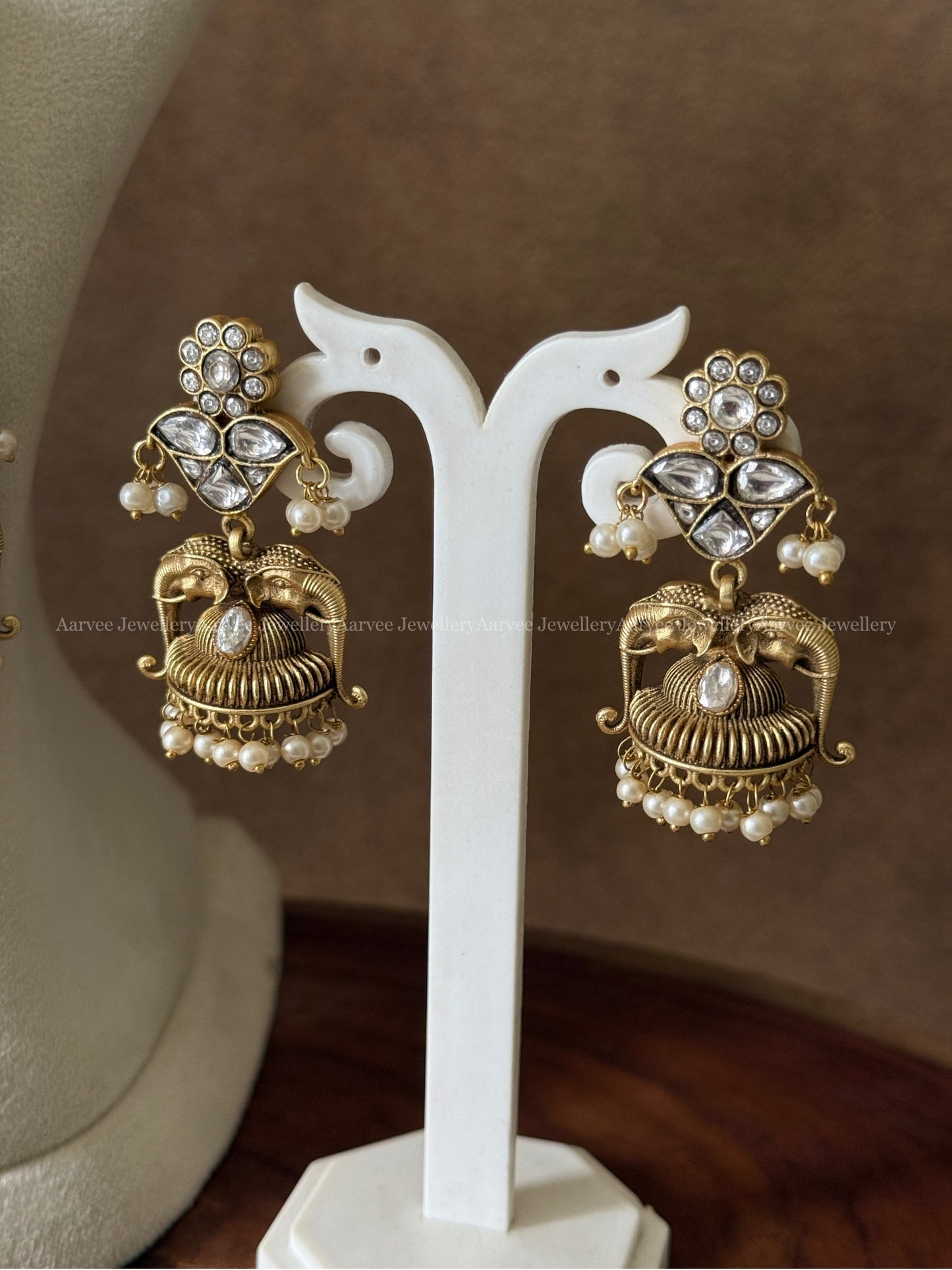 JADAU KUNDAN DEER & LOTUS MOTIF NECKLACE SET WITH WHITE STONES & PEARLS