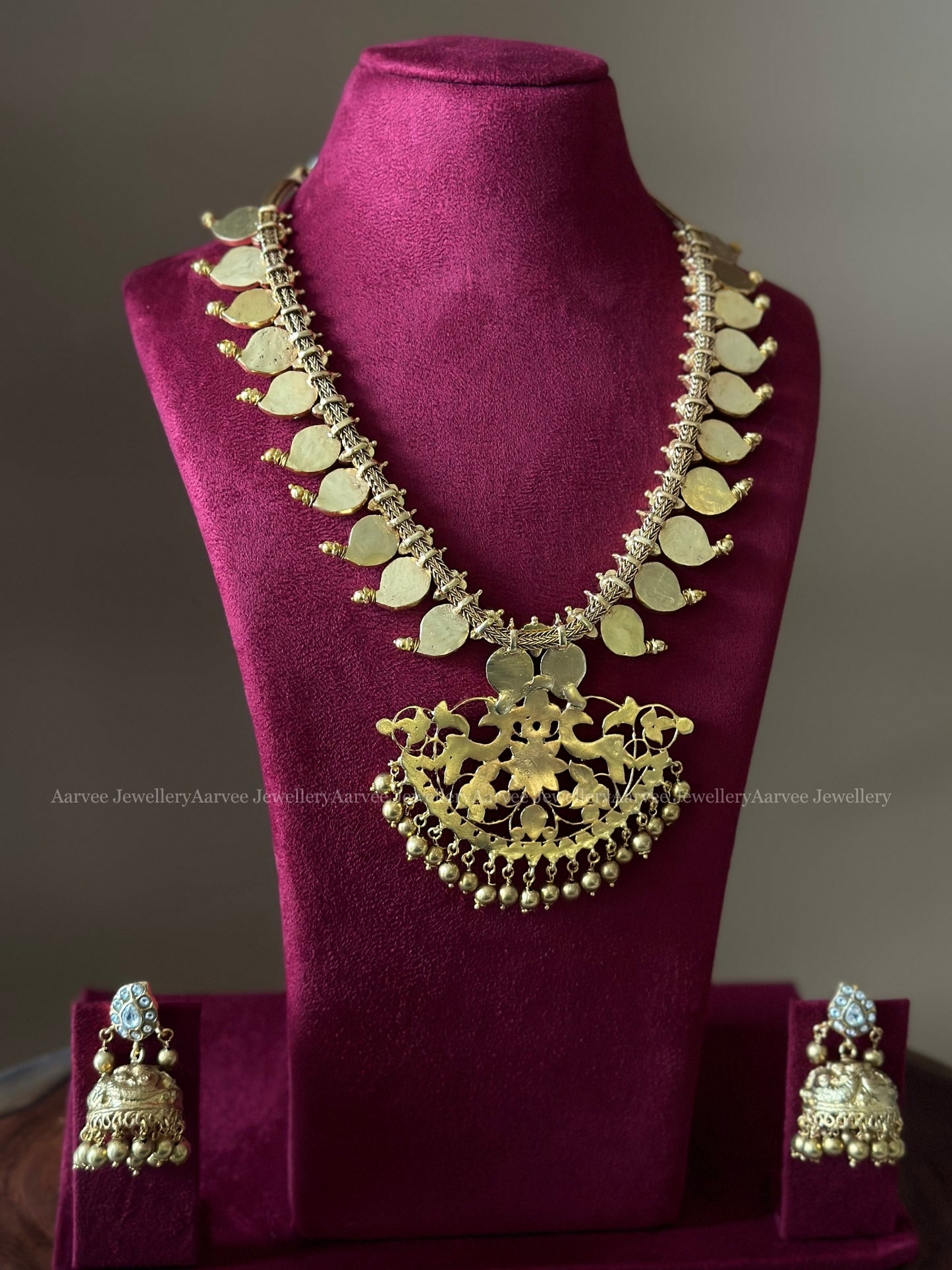 JADAU KUNDAN WHITE STONES MANGO MOTIF NECKLACE SET WITH GOLD BEADS