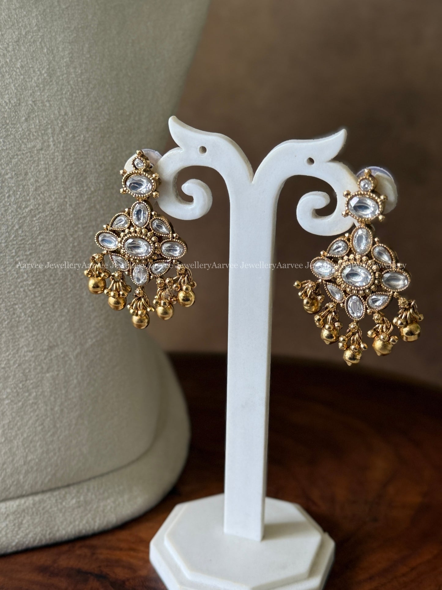ANTIQUE GOLD WHITE KEMP STONE ATTIGAI SET WITH GOLD BEADS