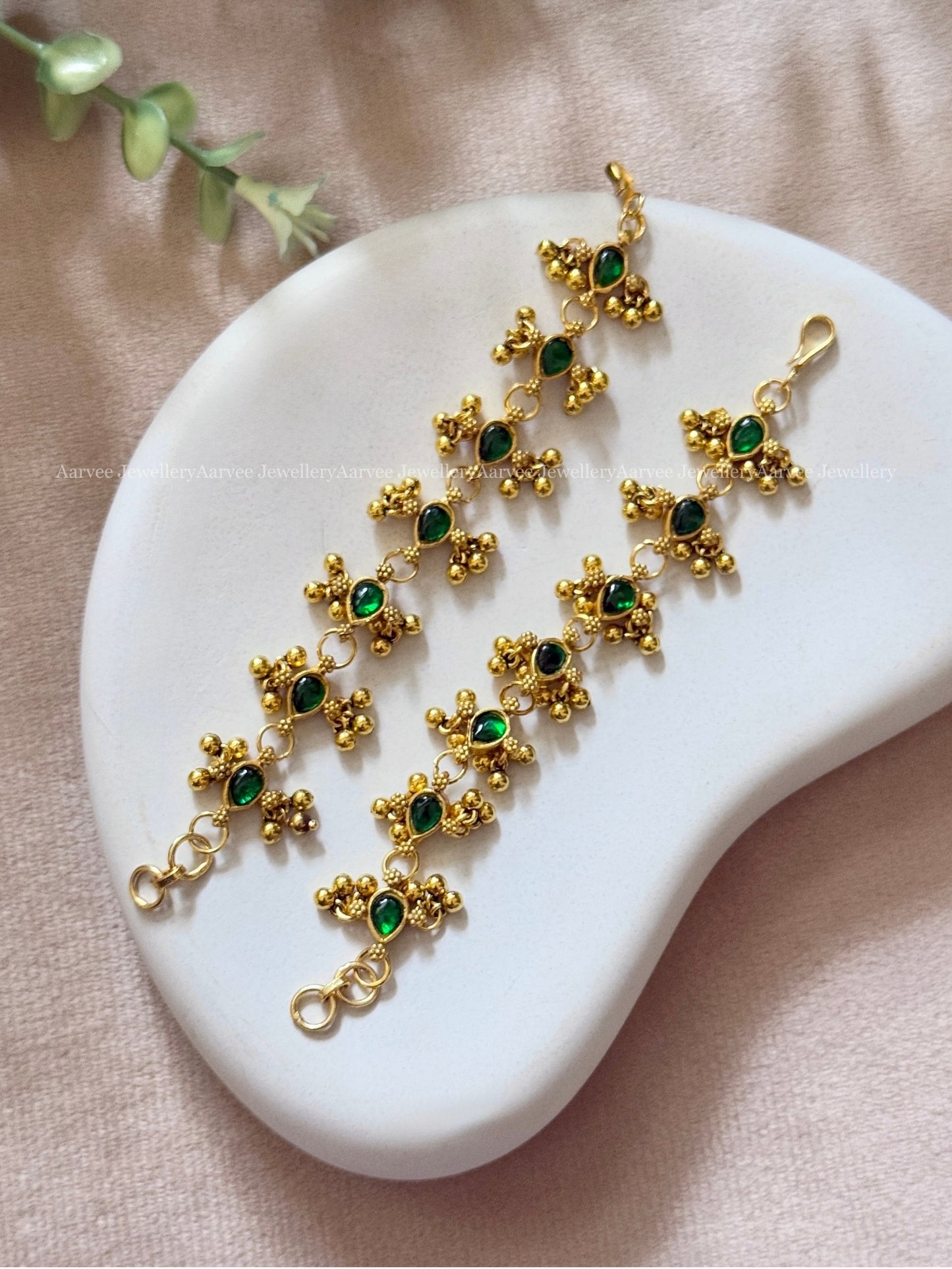 JADAU KUNDAN EAR CHAIN WITH GREEN STONES AND GOLD BEADS