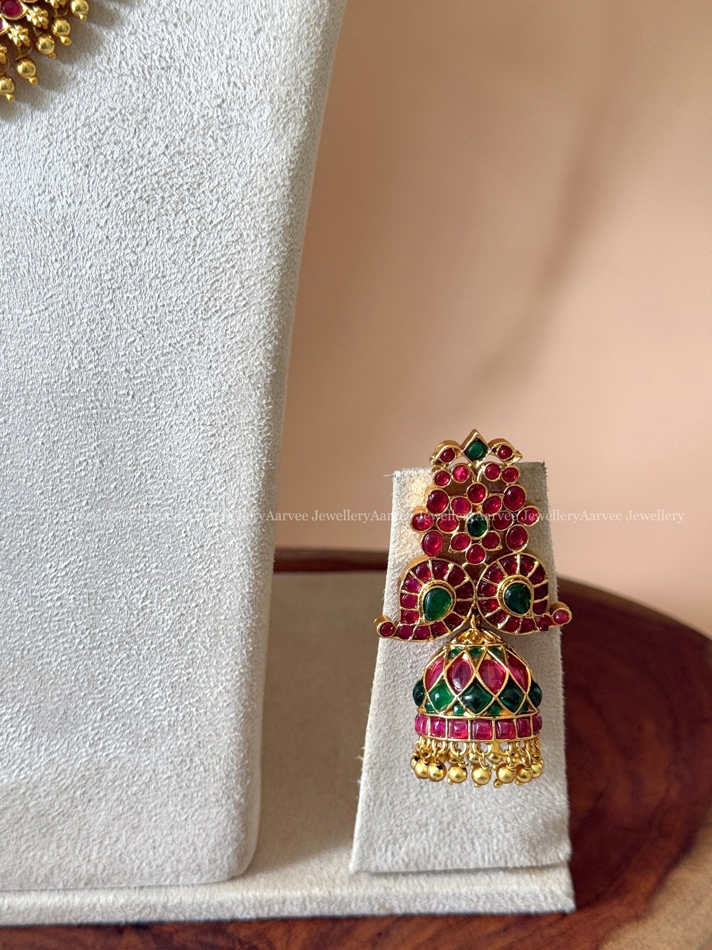 A CLASSIC MANGO MOTIF NECKLACE SET WITH KEMP RUBY / GREEN STONES