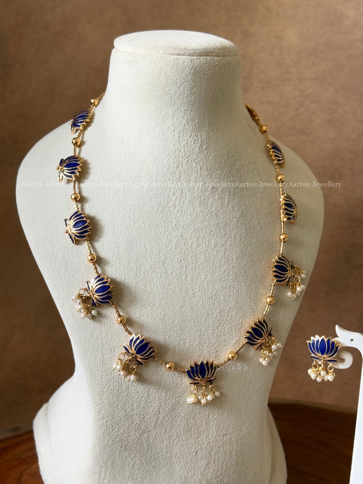 BLUE LOTUS MID LENGTH CHAIN WITH PEARLS